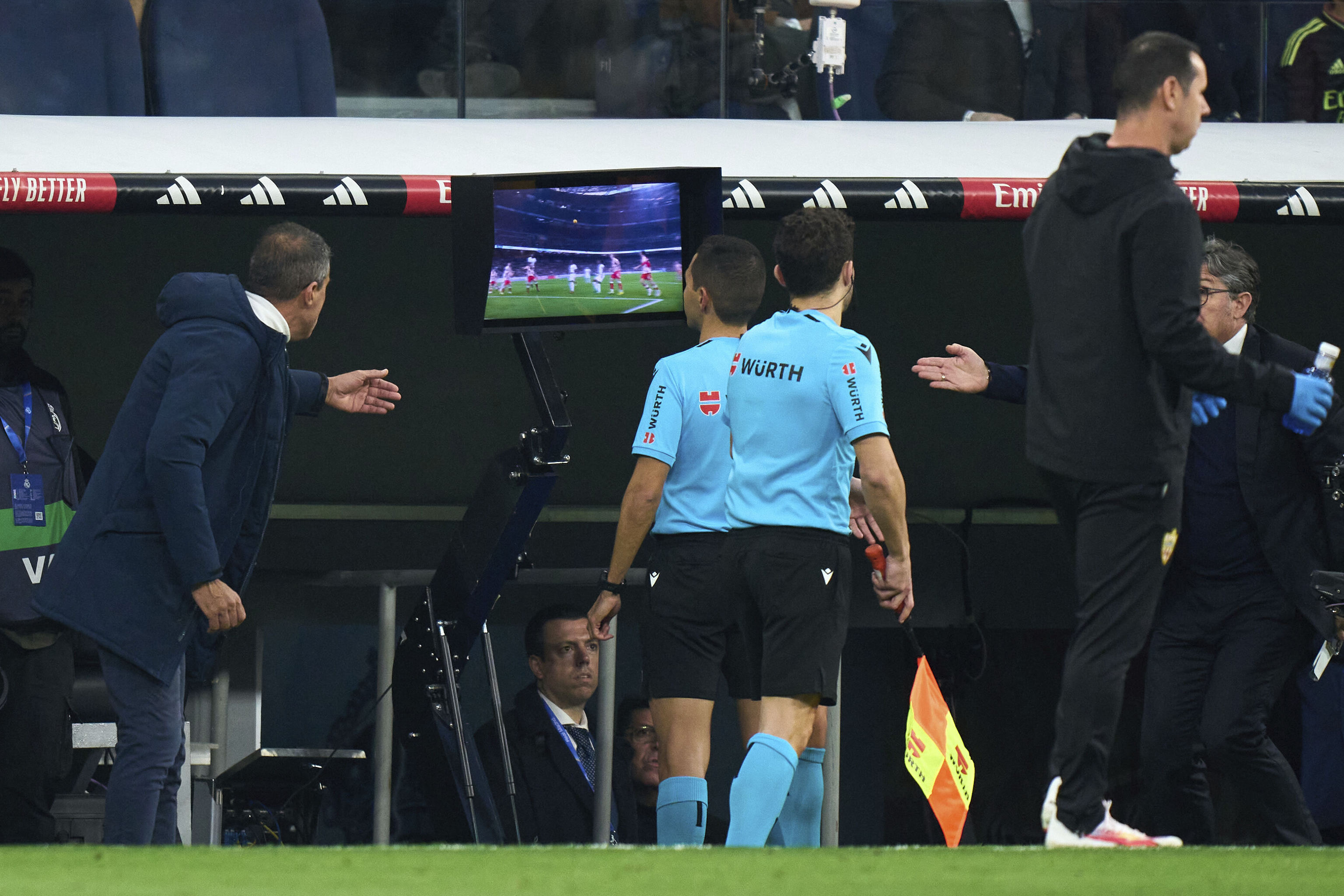 Penalti, falta en ataque y no hay mano, los audios del VAR en el Madrid -  Almería: "Perfecto, le da con el hombro y es gol válido" | LaLiga EA Sports  2023 - 2024