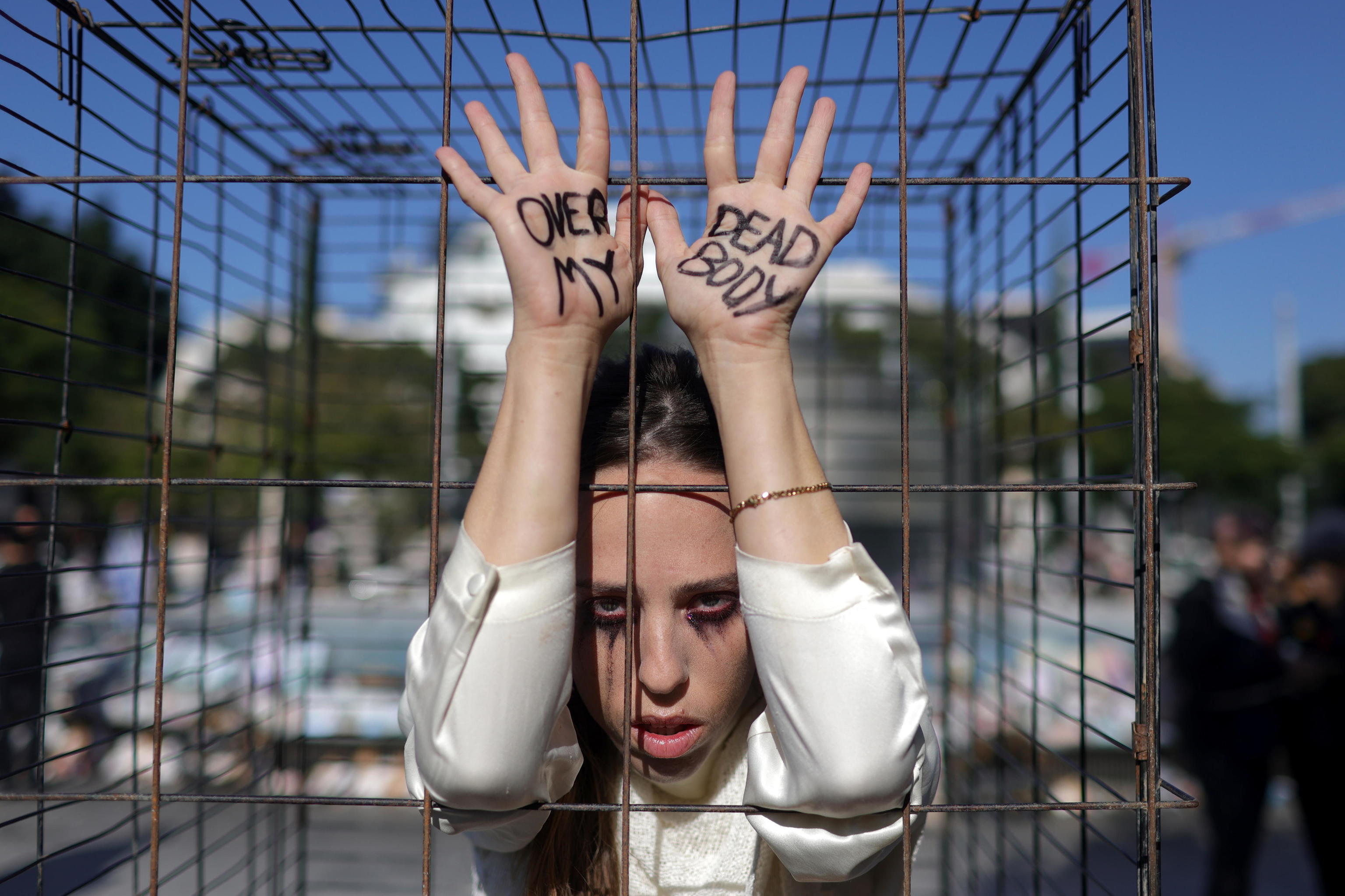Una activista israel protesta desde el interior de una jaula durante una manifestacin protagonizada por mujeres para reclamar la inmediata liberacin los  rehenes isreles en Gaza, este viernes en Tel Aviv (Israel).