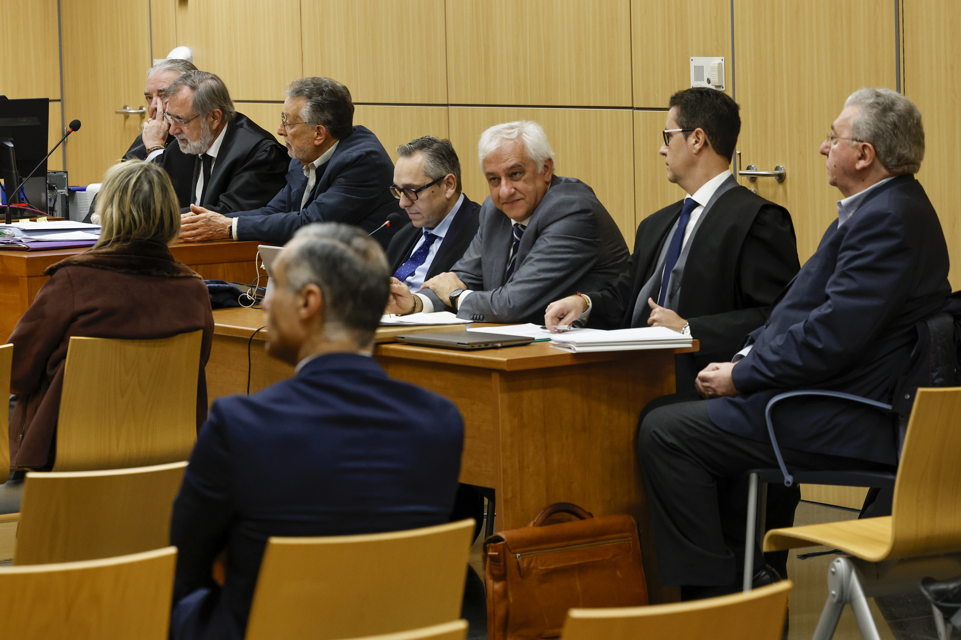 Los acusados Grau, Santón, Salinas y María Carmen García Fuster, junto a sus abogados durante la vista oral.
