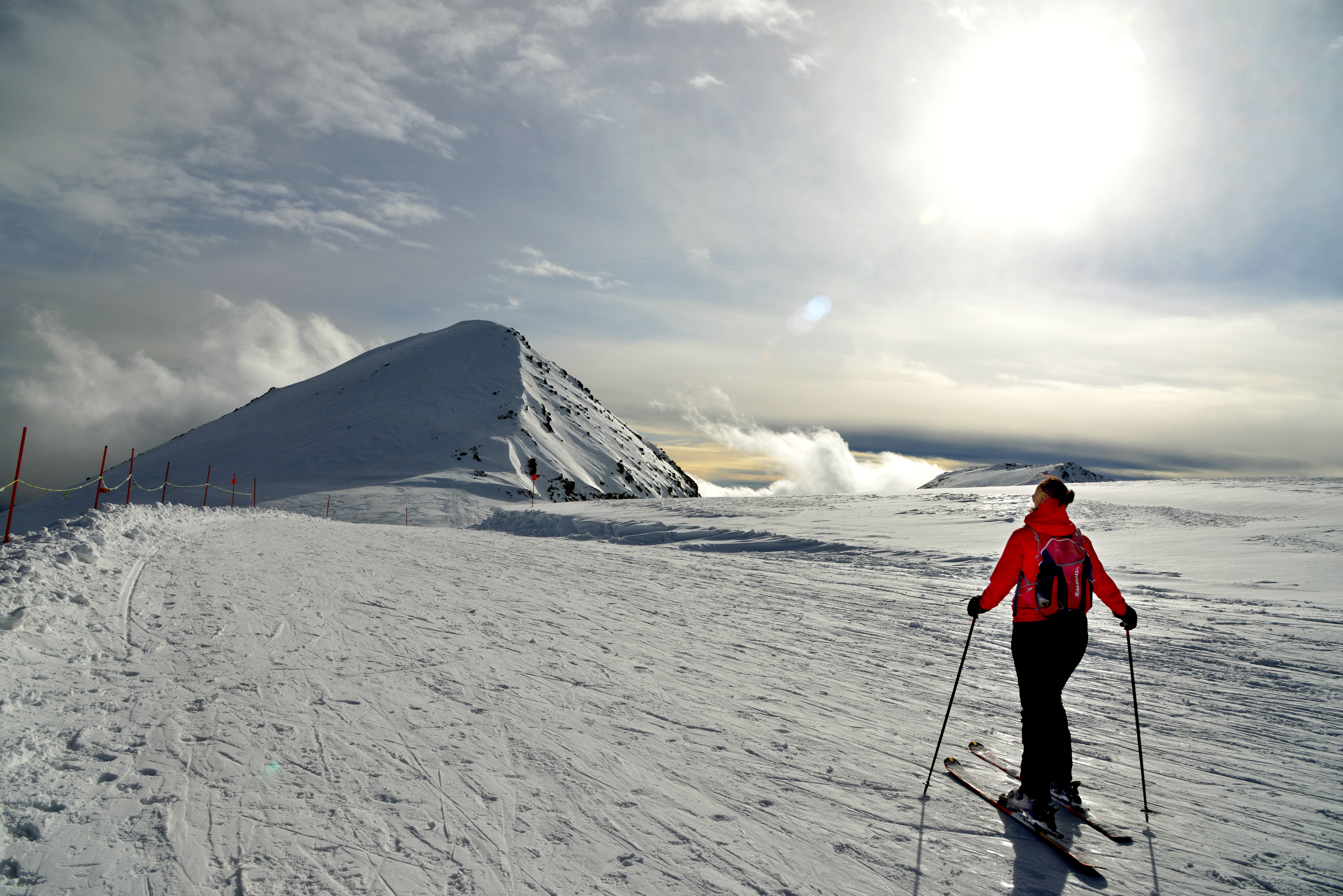 Una esquiadora se dispone a descender al atardecer en Boí Taüll.