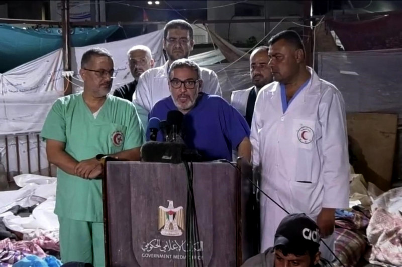 El doctor Abu-Sittah durante una rueda de prensa tras el ataque al hospital Al Ahli, en octubre, en Gaza.