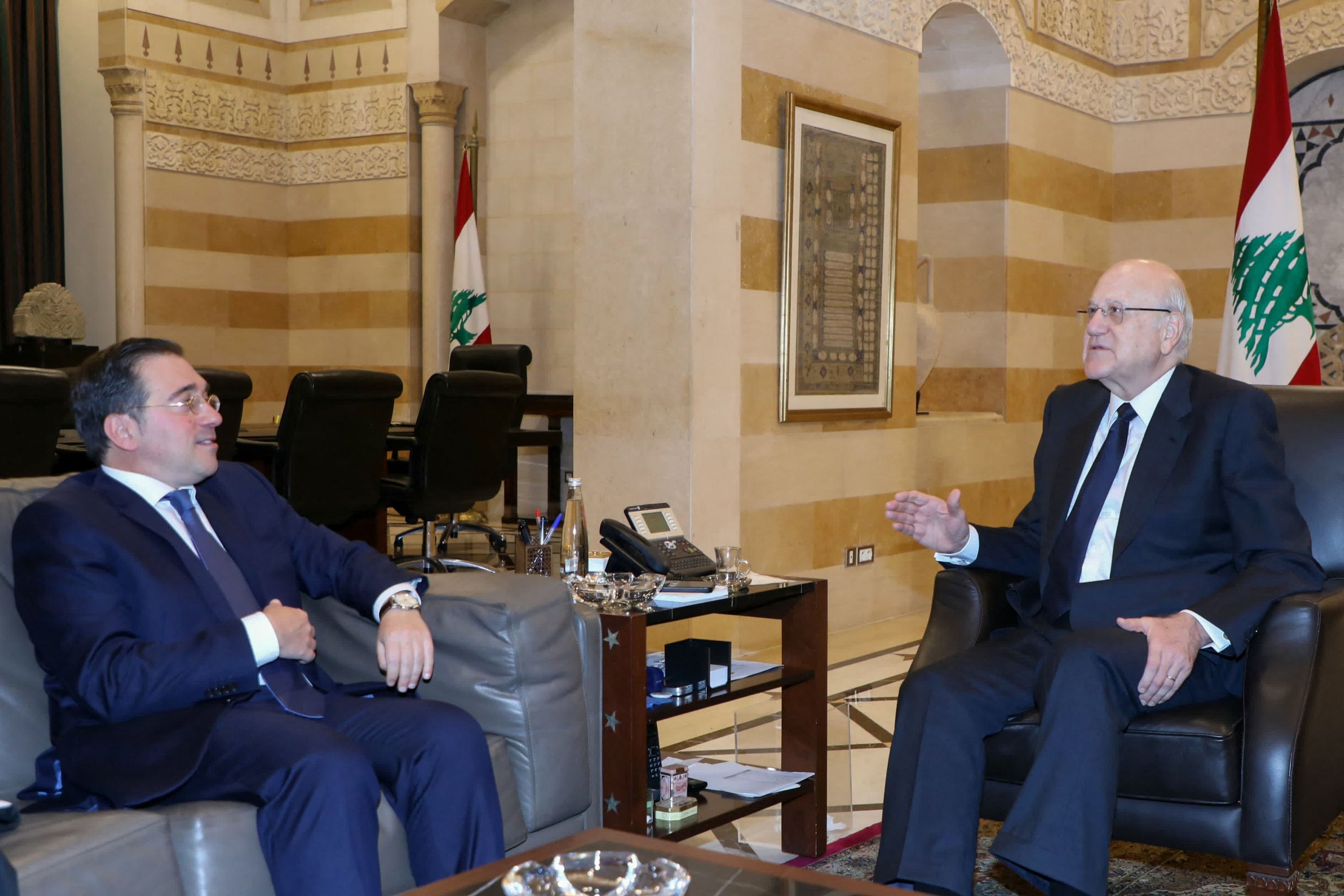 El ministro de Exteriores espaol junto al primer ministro libans.