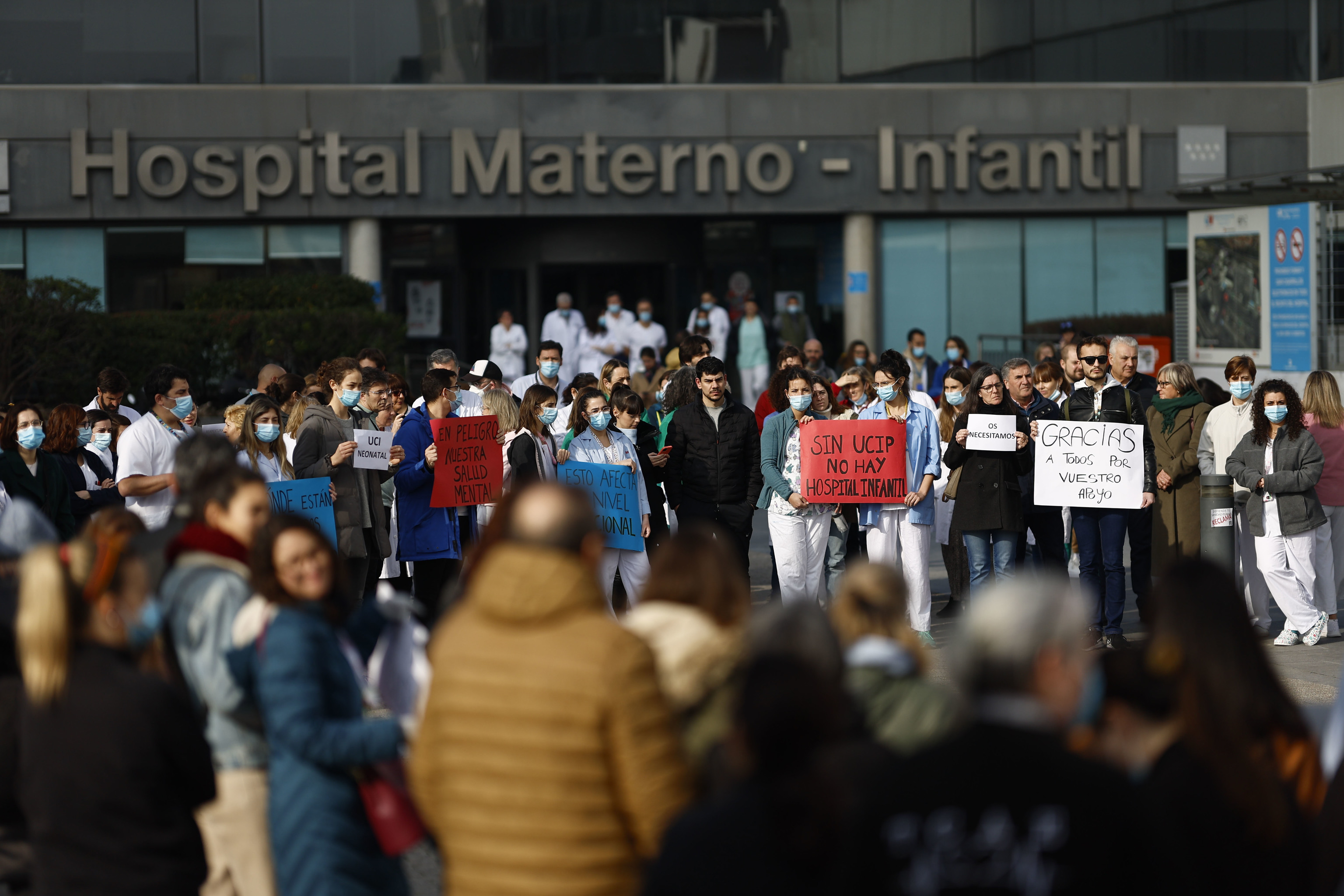 Concentracin silenciosa en apoyo al cierre de la UCI peditrica del Hospital La Paz de Madrid por las renuncias de facultativos tras la reincorporacin, por decisin judicial, del jefe de servicio, este lunes.