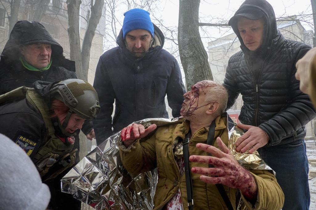 Nuevo ataque masivo contra Ucrania, con 8 muertos en un edificio en Járkov, mientras las tropas rusas avanzan en el este