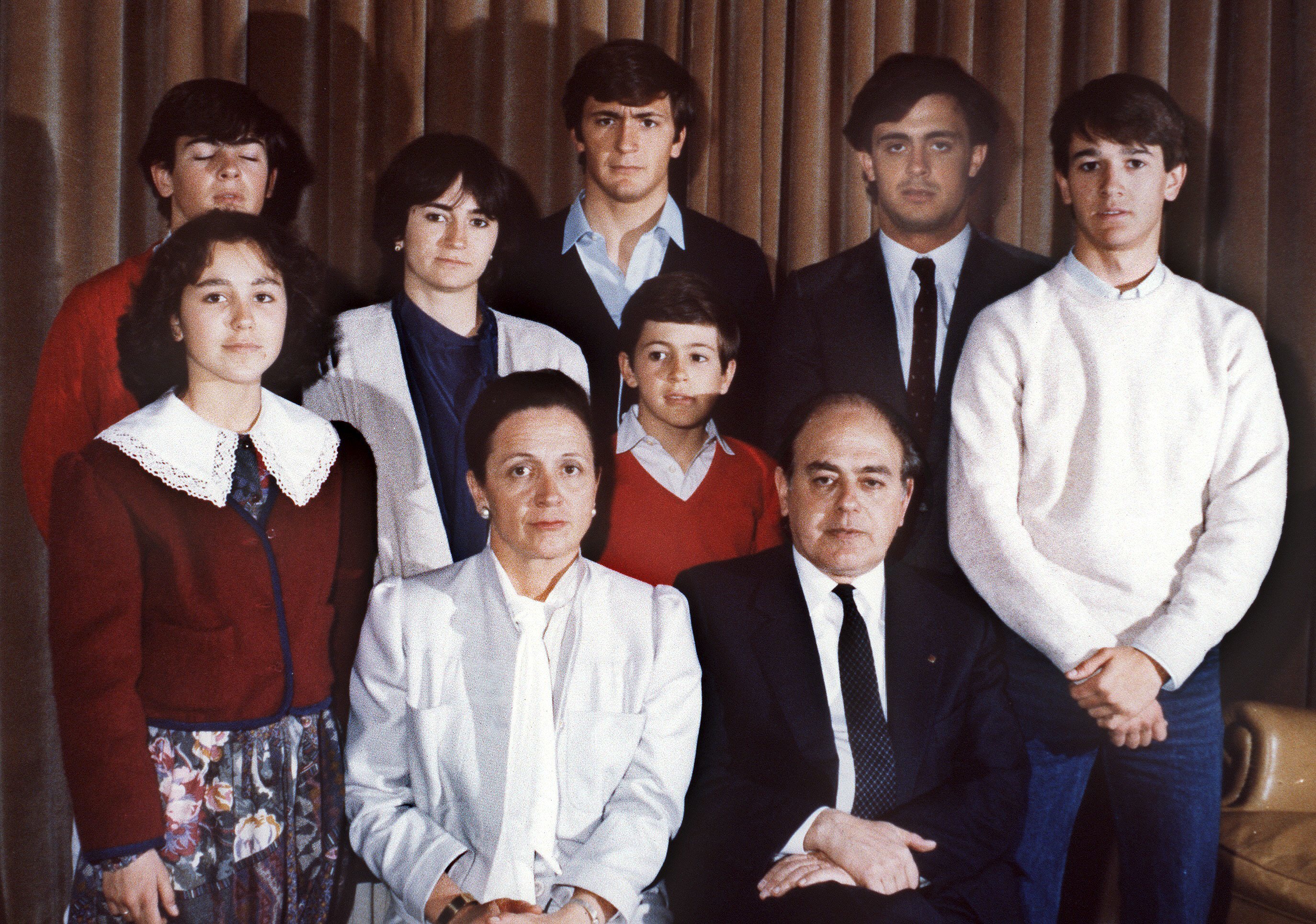 Jordi Pujol y su esposa, Marta Ferrusola posan con sus siete hijos en 1986.