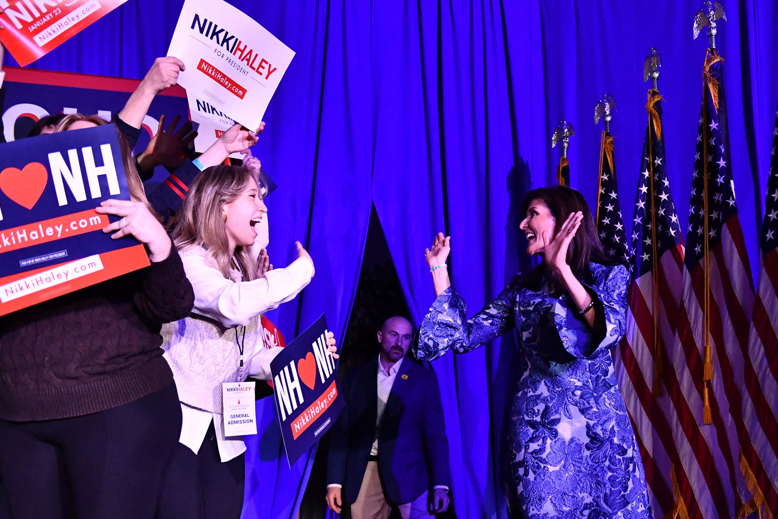 Nikki Haley, aspirante a candidata del partido Republicano, saluda en un mitin en New Hampshire.