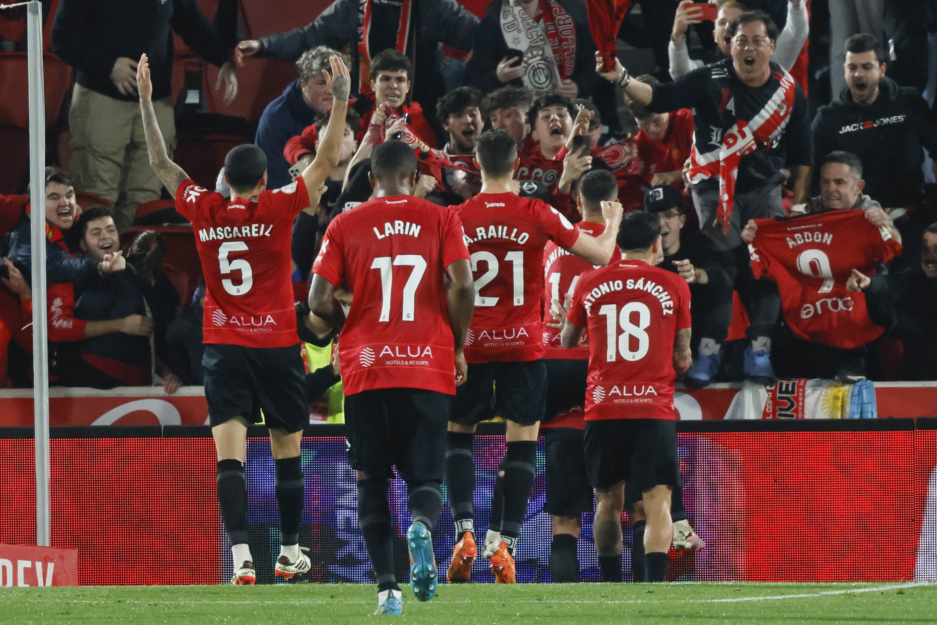 El Mallorca celebra uno de los goles.
