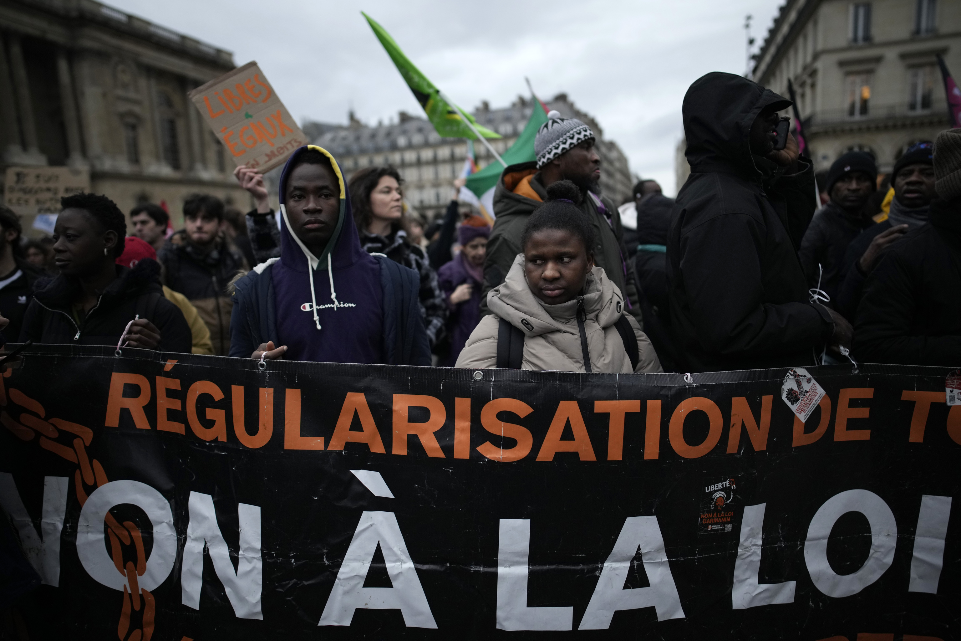 El Consejo Constitucional francés censura gran parte de la polémica ley de inmigración