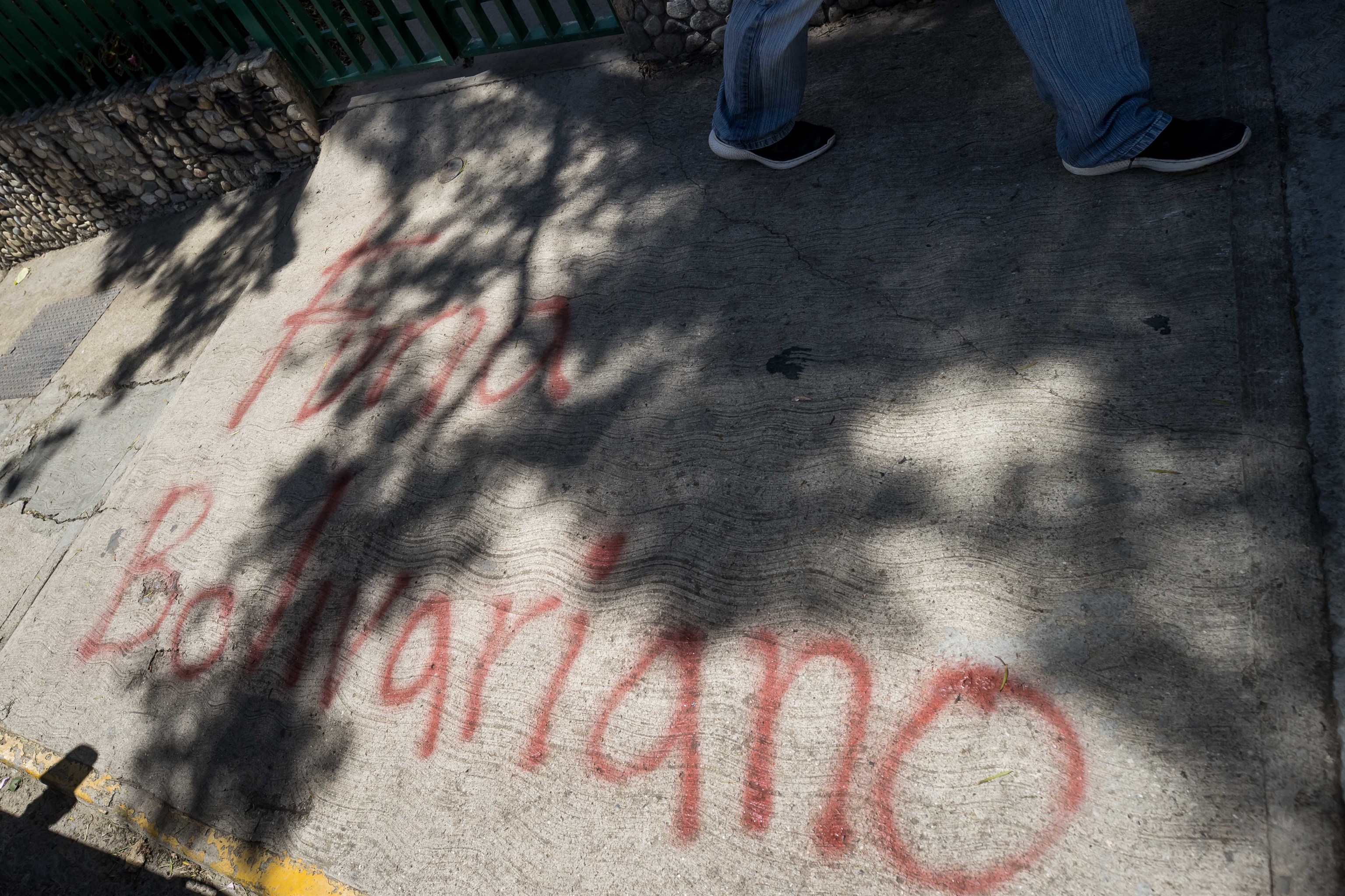 La entrada a la sede del partido "Vente Venezuela" con pintadas amenazantes de "Furia venezolana".