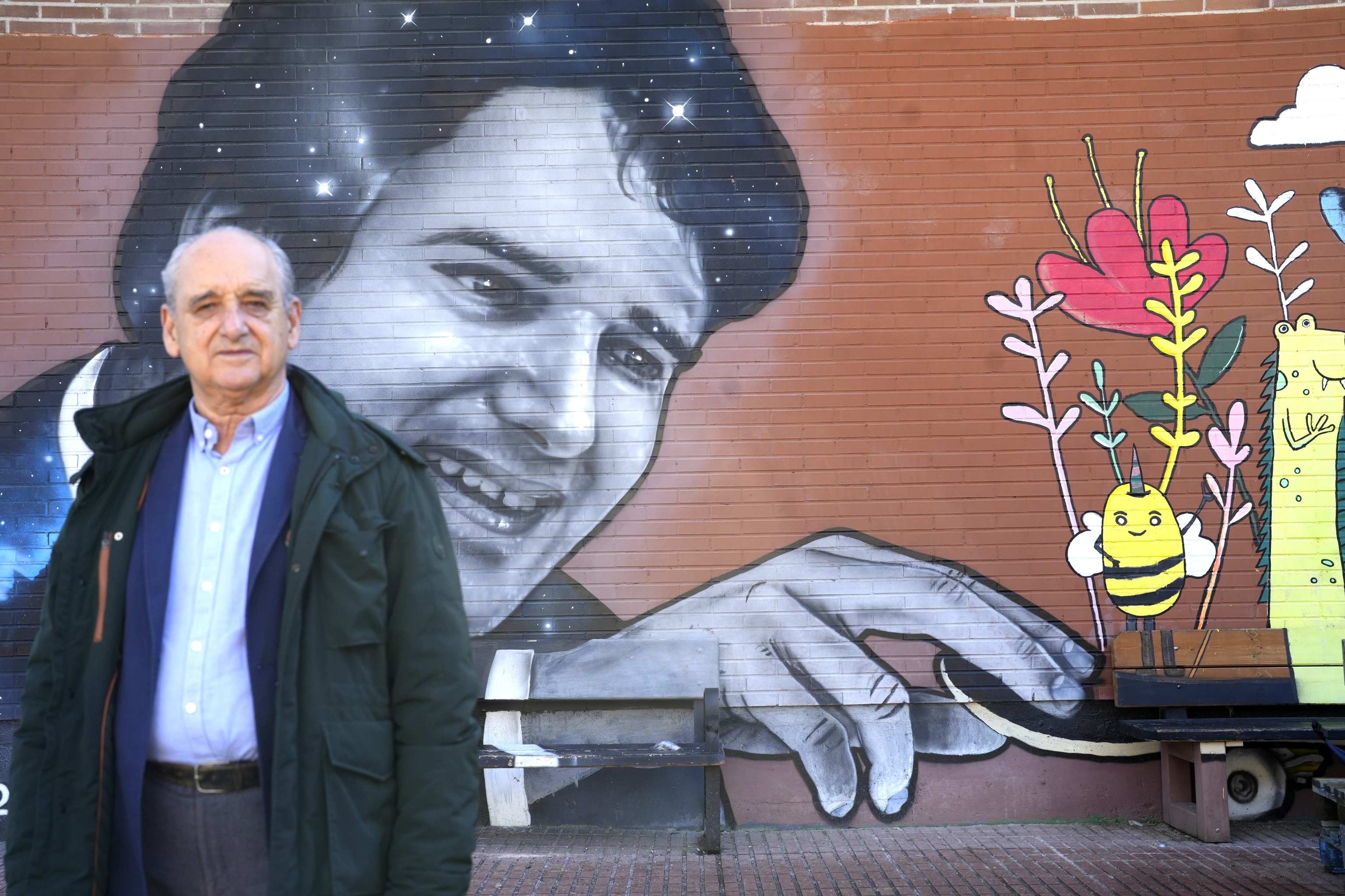 Joaqun Echeverra junto a un mural en homenaje a su hijo.