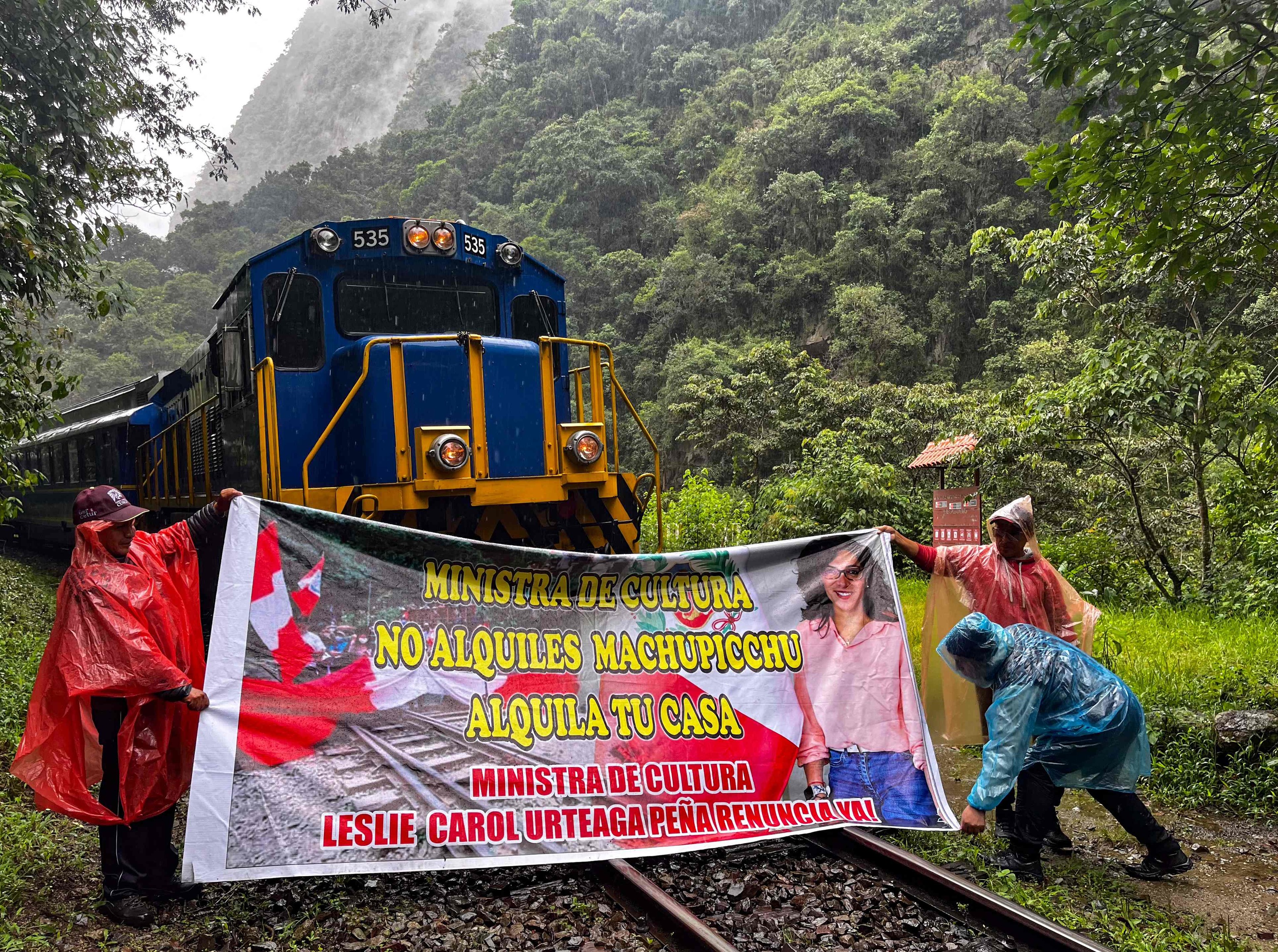 Pobladores cortan el tren próximo a Machu Picchu durante la protesta
