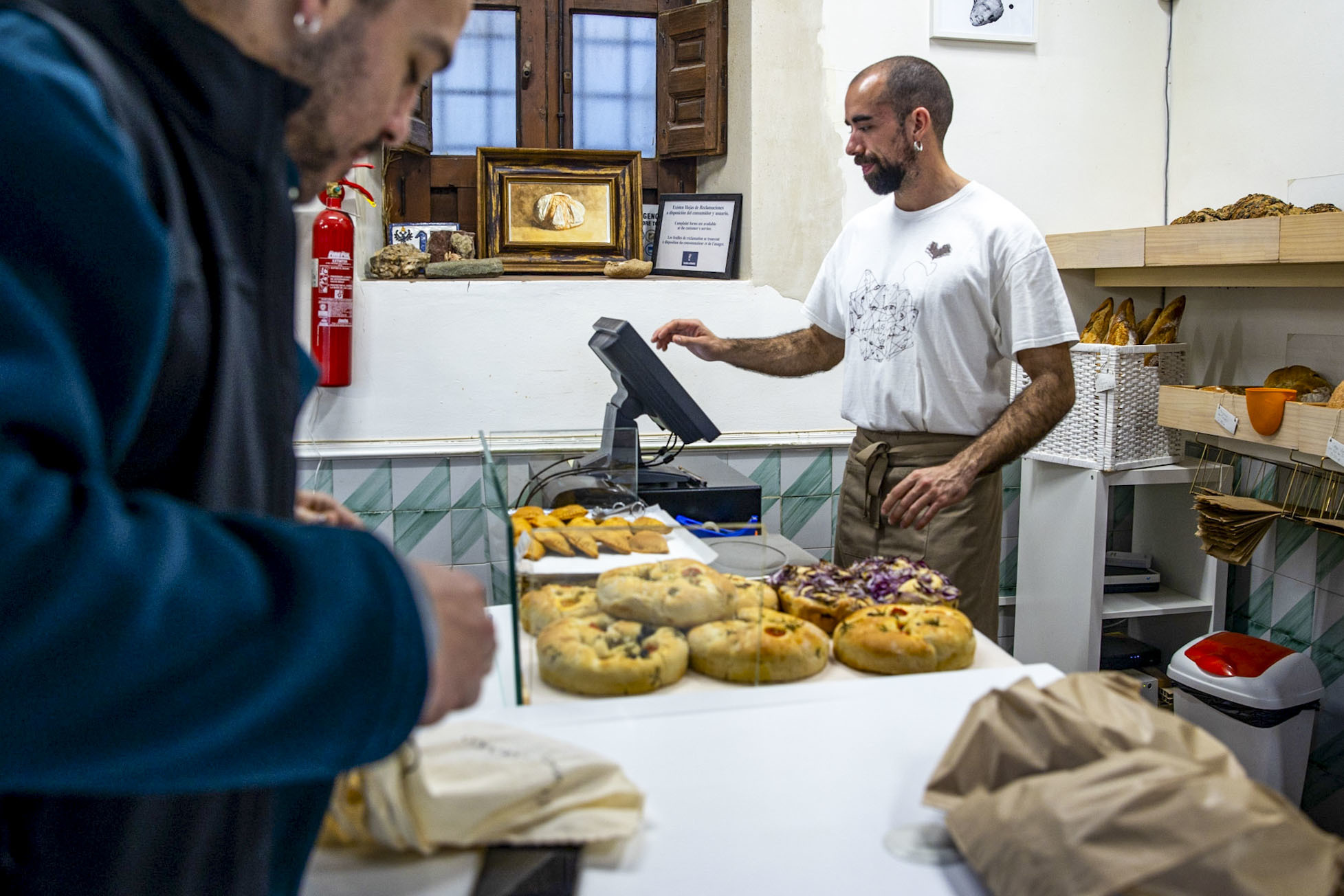 Una persona comprando en una panadera de la ciudad de Toledo.