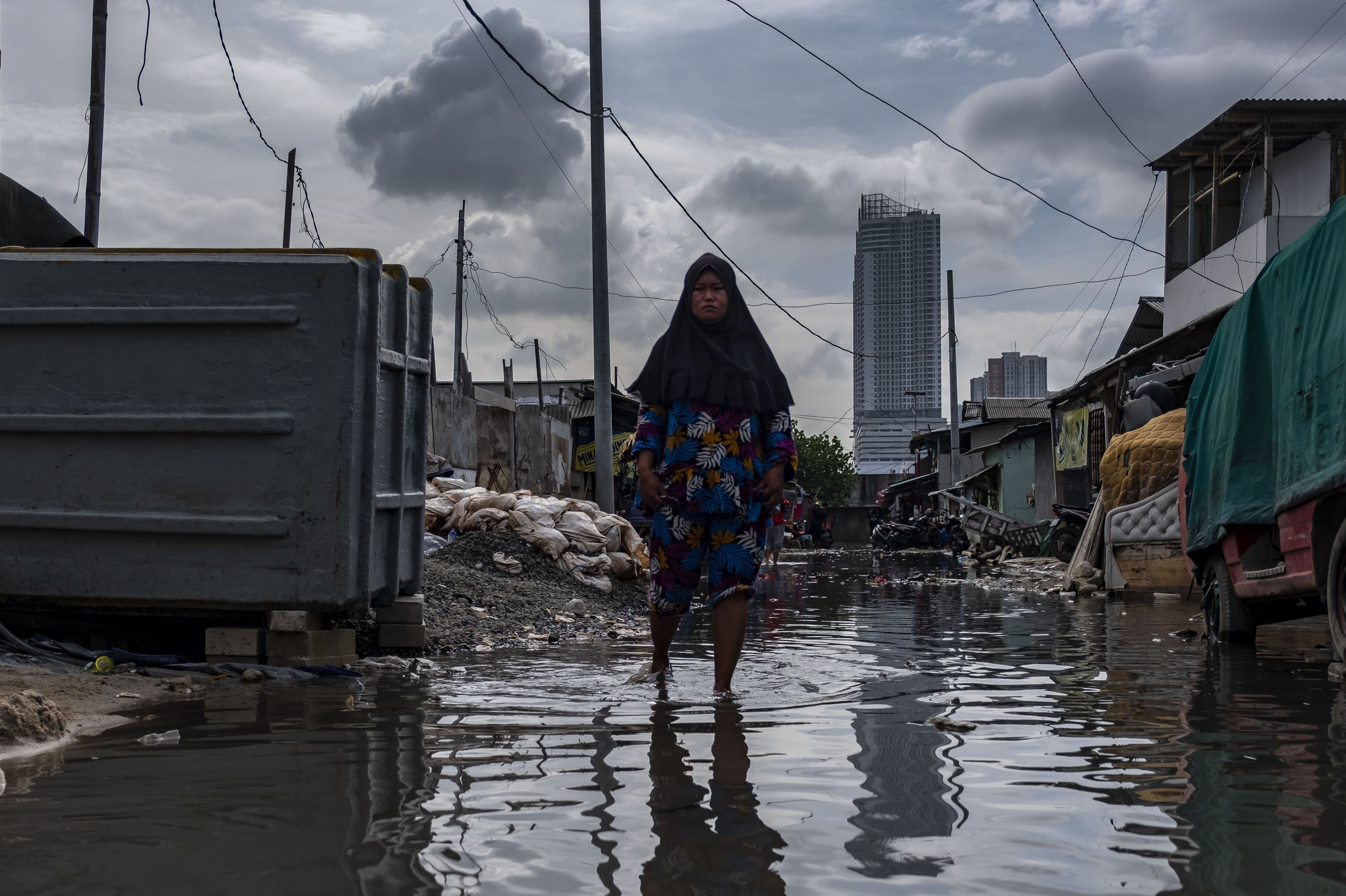 Una mujer camina en una zona inundada cerca de Yakarta.