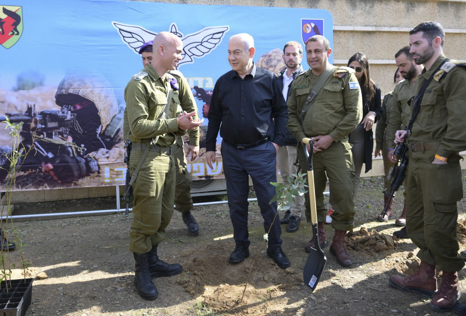 El primer ministro israel, este jueves visitando a las tropas.