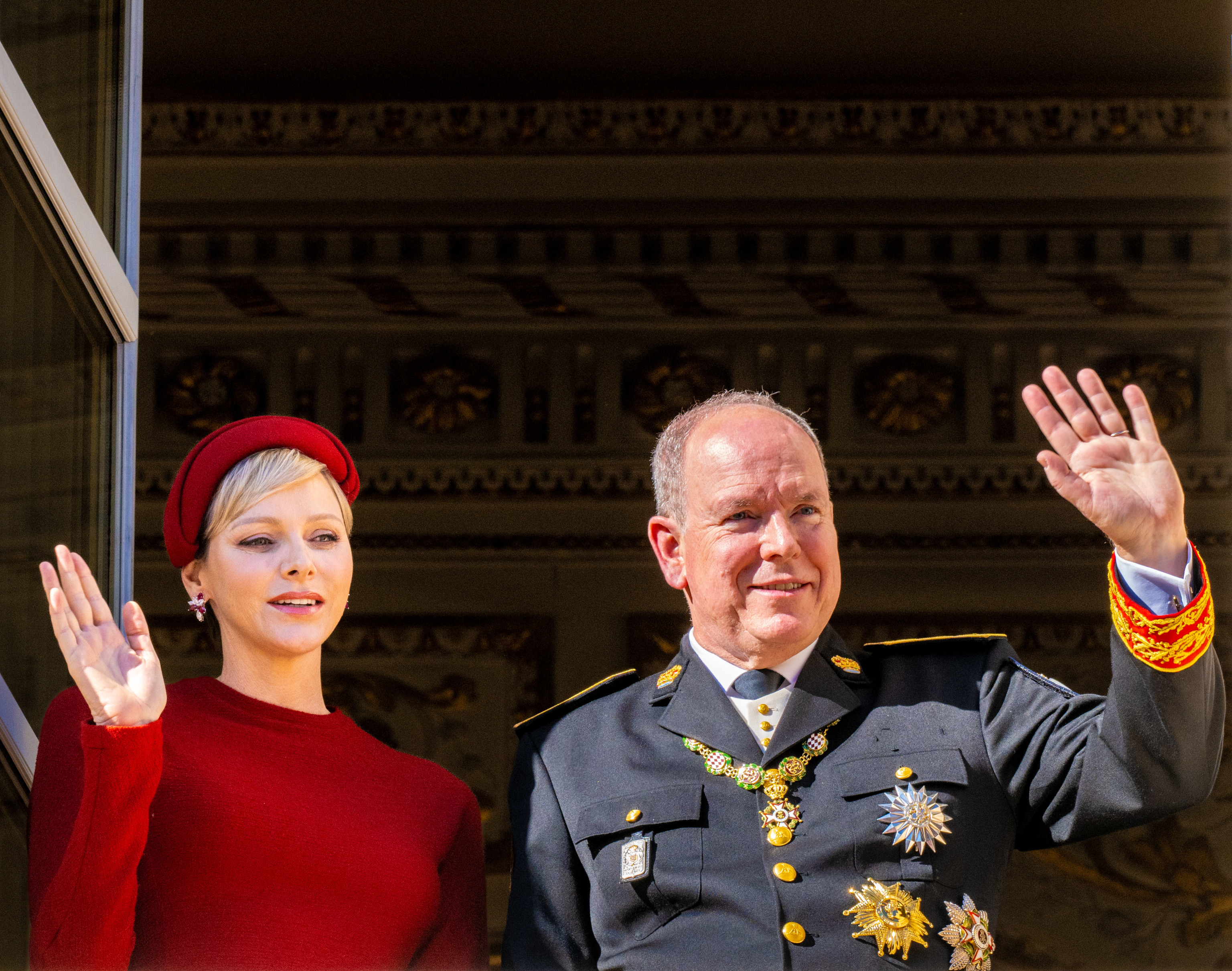 Alberto y Charlene  saludan desde el balcn del palacio monegasco en el Da Nacional de Mnaco, el 19 de noviembre, 2023