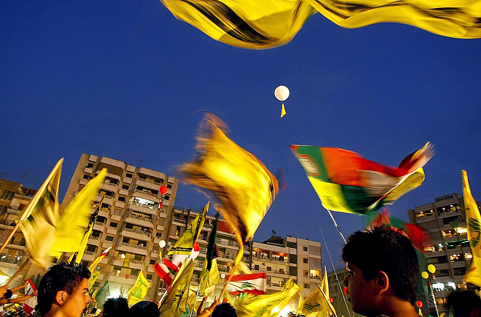 Partidarios de Hizbul ondean banderas amarillas en el barrio de Dahiya, al sur de Beirut.
