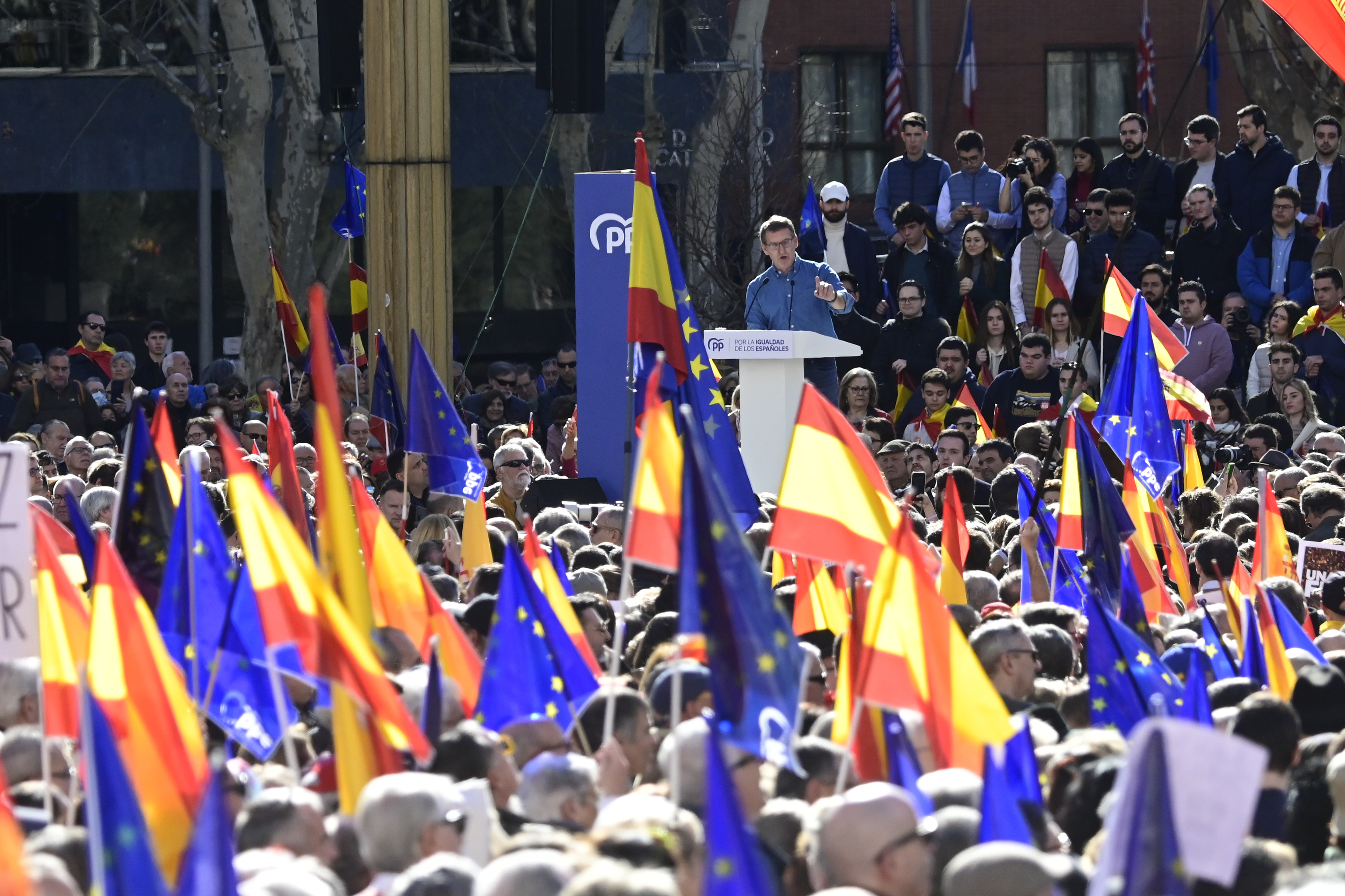 MADRID, 28/01/2024.- El lder del Partido Popular, Alberto Nez Feijo, interviene durante la concentracin convocada por el Partido Popular en la  lt;HIT gt;Plaza lt;/HIT gt; de  lt;HIT gt;Espaa lt;/HIT gt; en Madrid en contra de la  lt;HIT gt;amnista lt;/HIT gt; para los independentistas catalanes, y en "defensa de un pas de ciudadanos libres e iguales". EFE/ Vctor Lerena
