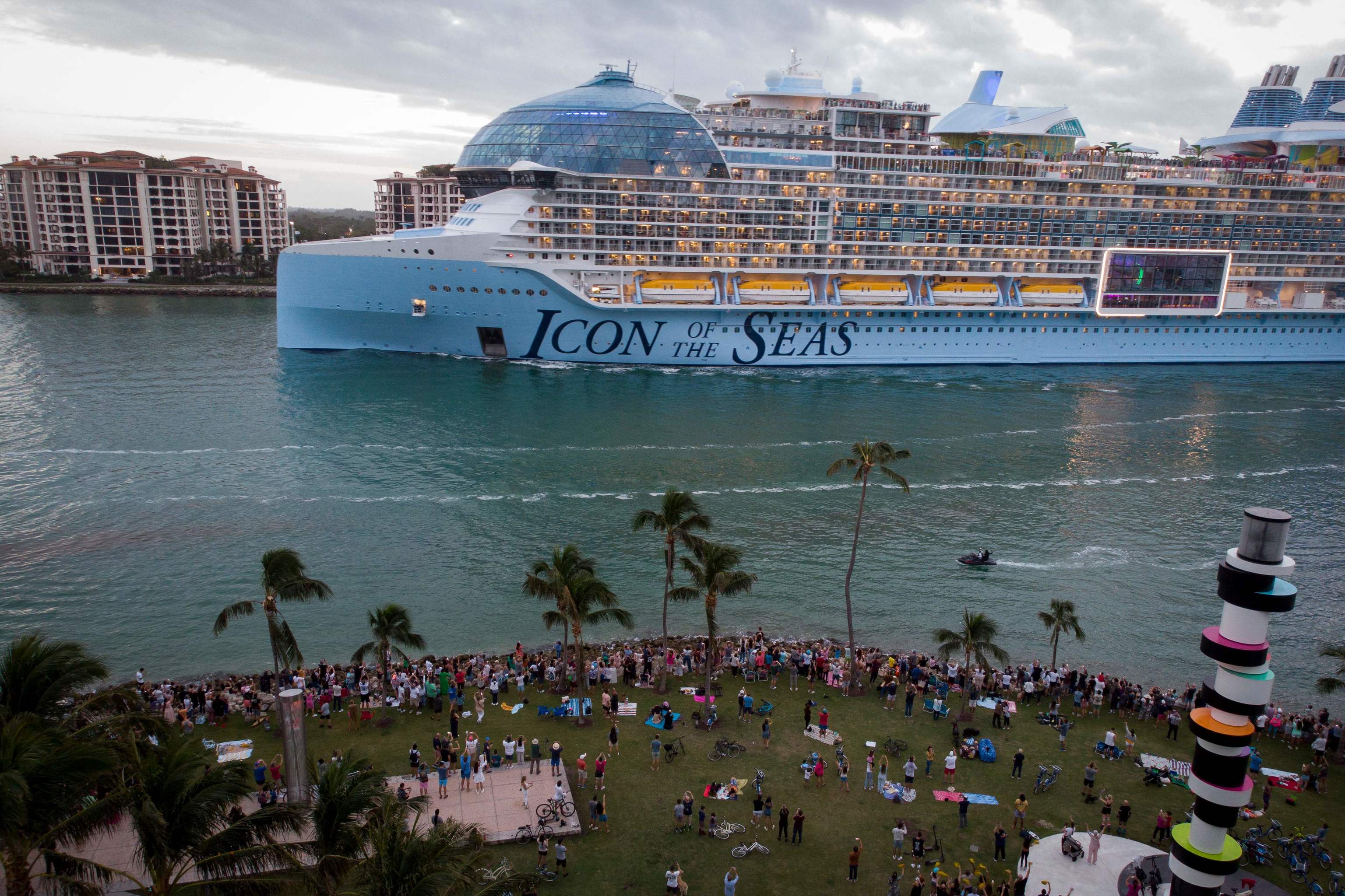 El "Icon of the Seas" de Royal Caribbean zarpa del Puerto de Miami.