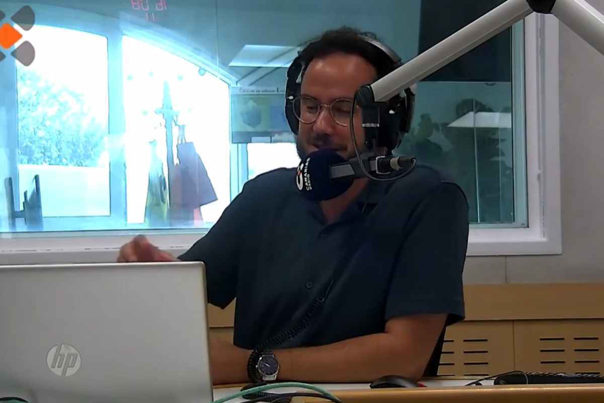 Armando Ravelo, durante una entrevista en Canarias Radio.