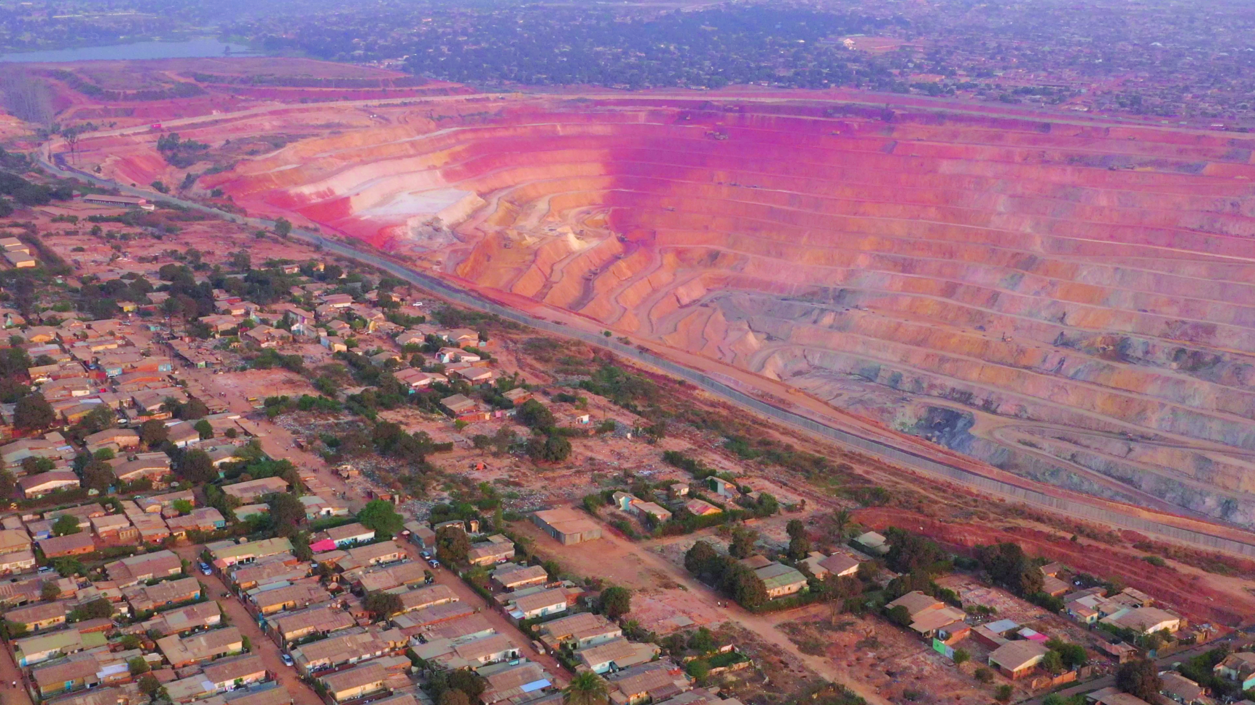 Vista aérea del barrio de Gecamines, en Kolwezi, al borde de una mina de cobre y cobalto.