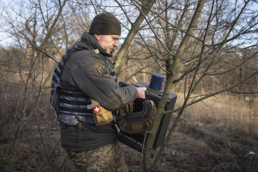 Un militar ucraniano instala un sistema antidrones en el frente, cerca de Bajmut.