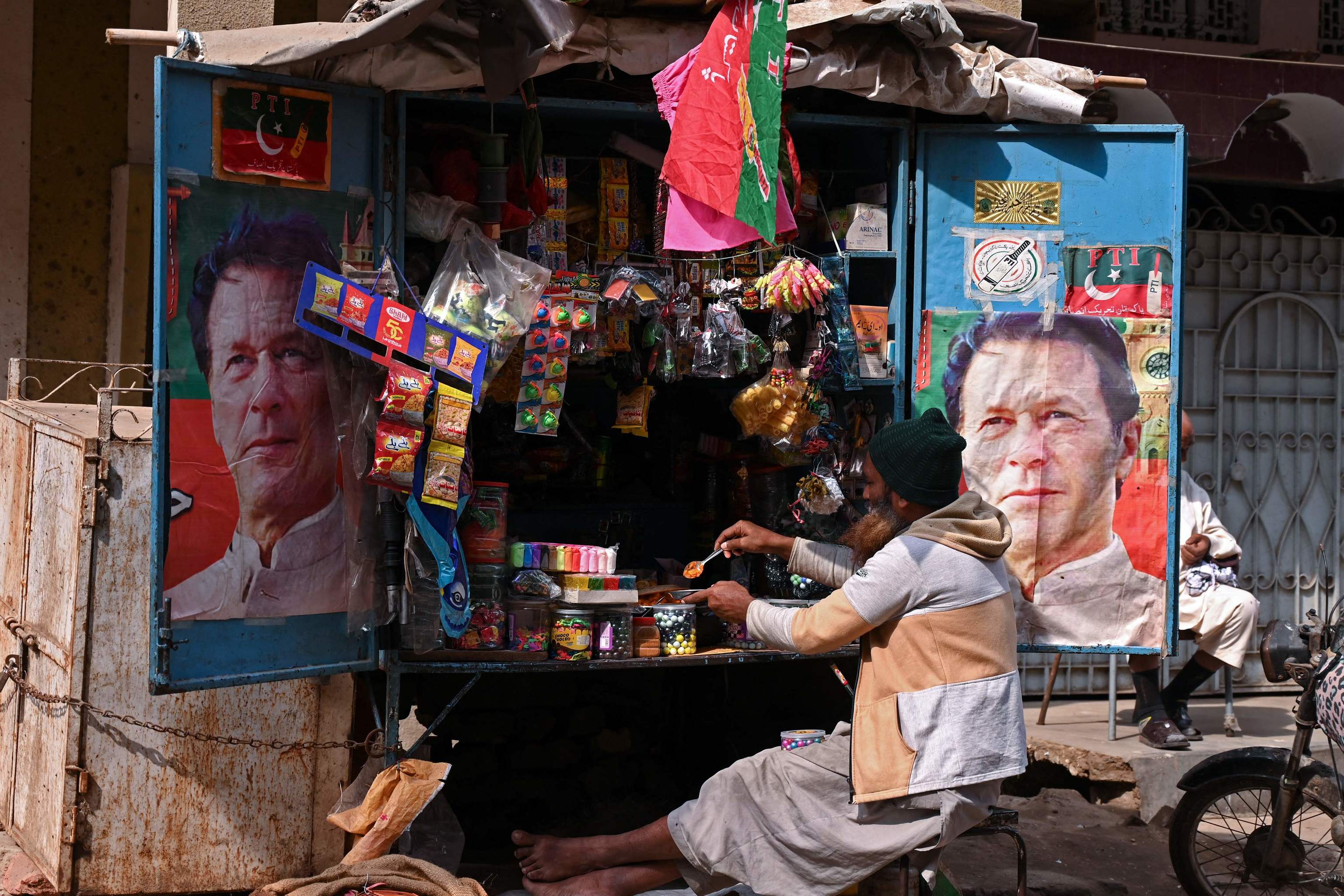 Una tienda con retratos del ex primer ministro Imran Khan, en Pakistn.