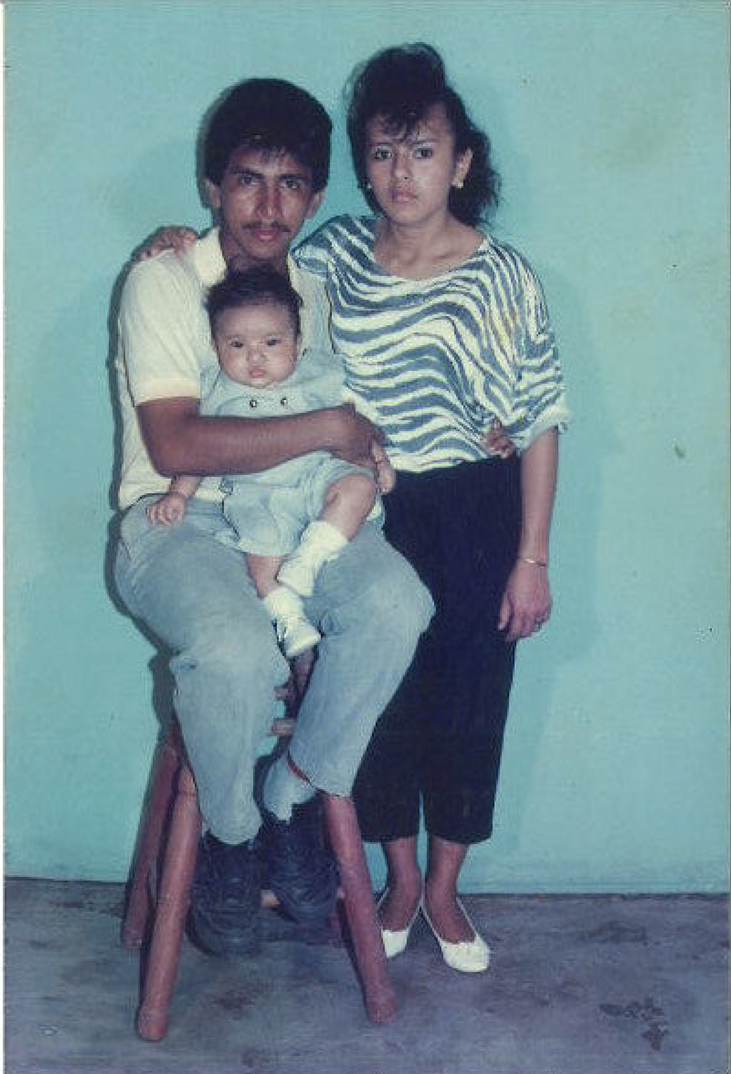 Javier Zamora de bebé, con sus padres.