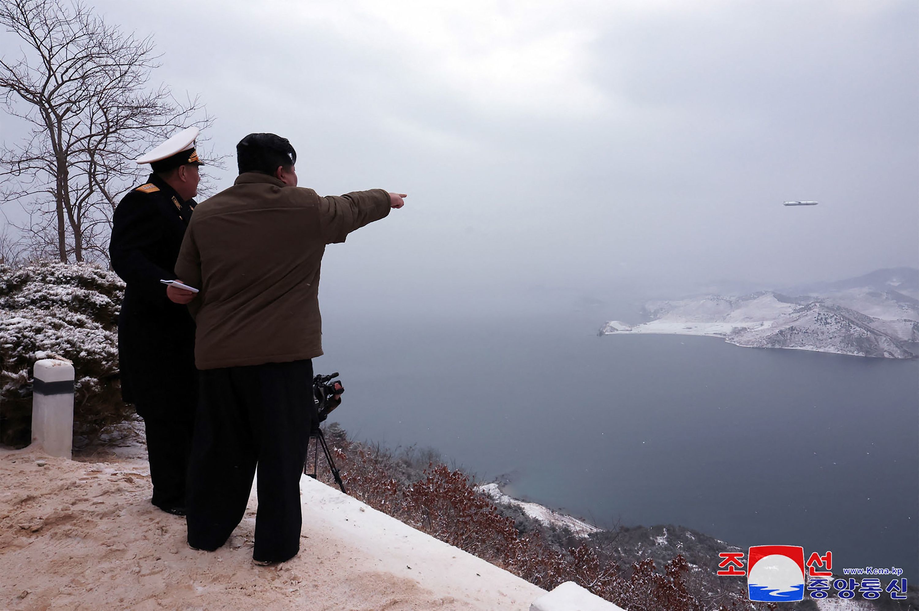 El lder norcoreano Kim Jong Un supervisa el lanzamiento de varios misiles este mes.