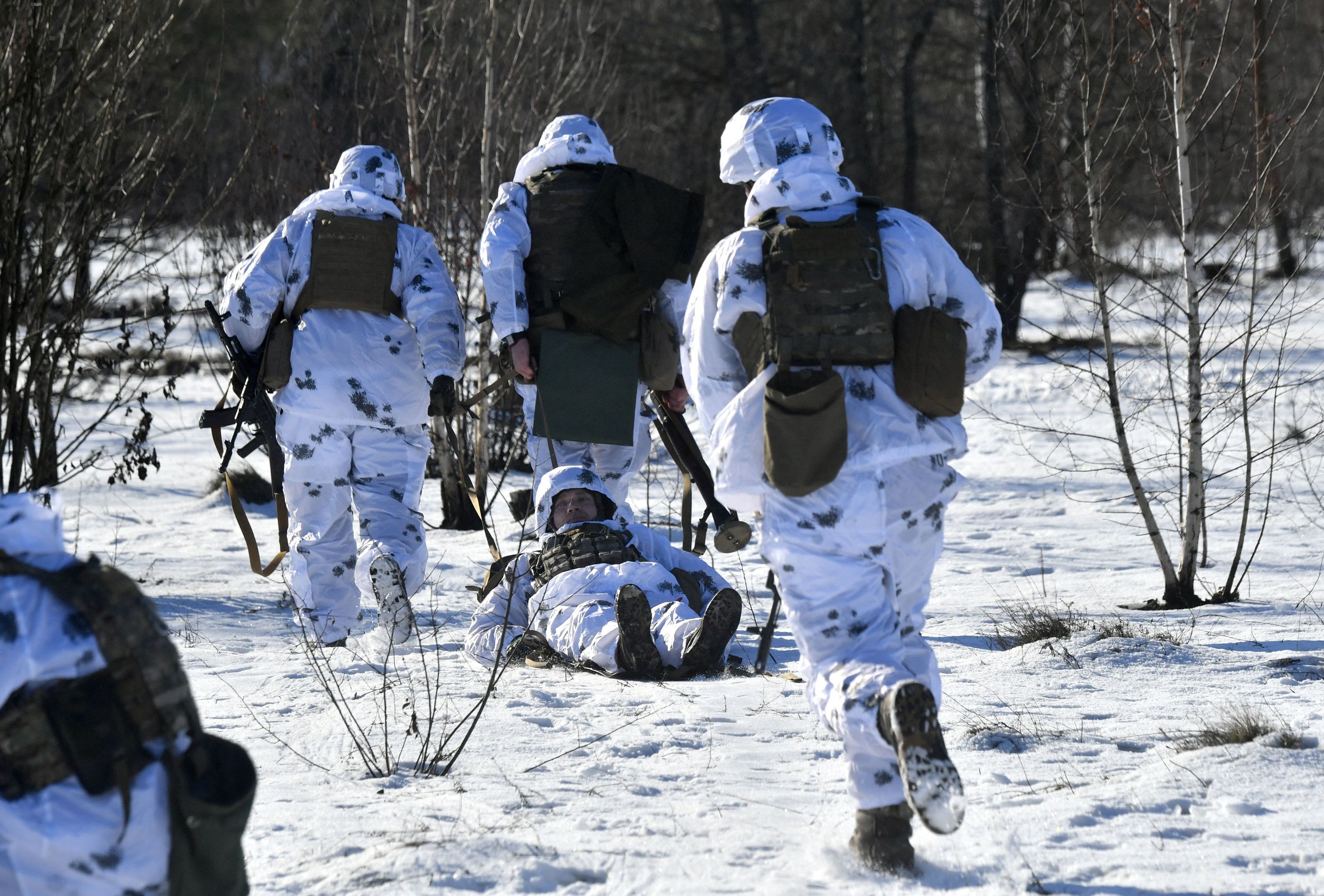 Militares ucranianos trasladan a un camarada que finge estar herido durante ejercicios militares realizados por unidades de asalto en la regin de Zhytomyr el 30 de enero de 2024, en medio de la invasin rusa en Ucrania.
