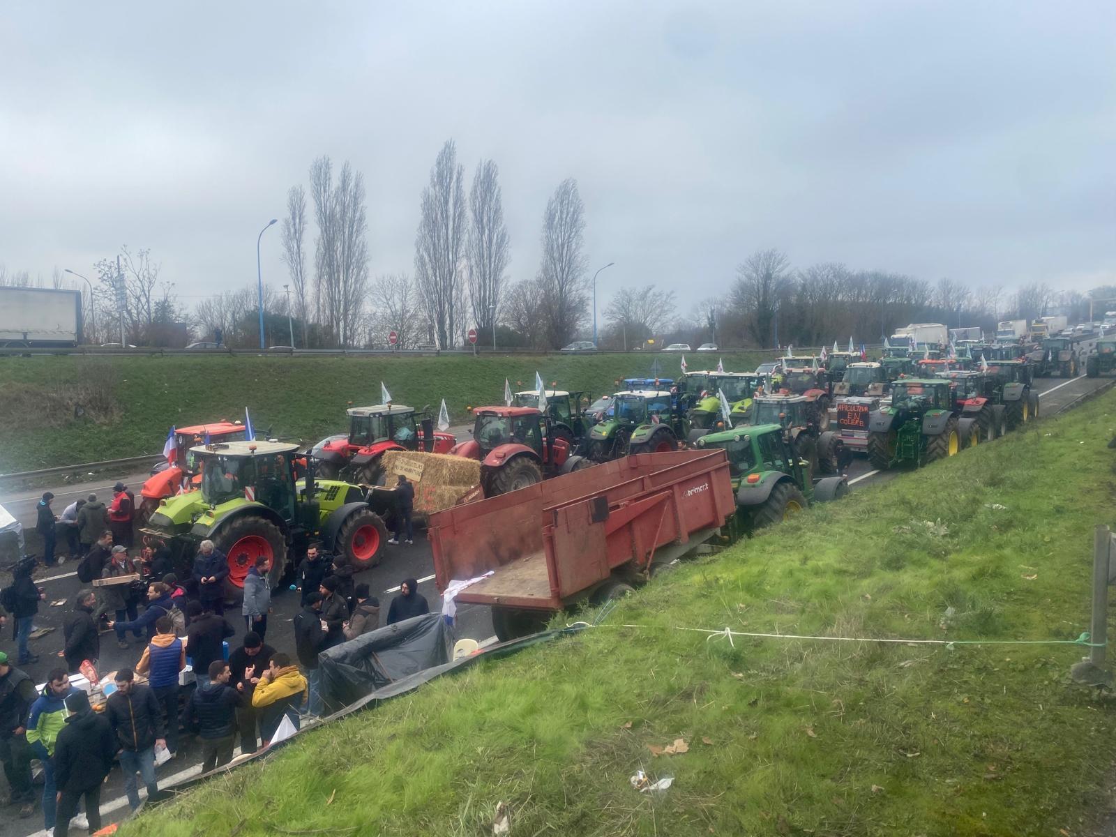 Los agricultores elevan el tono mientras el Elíseo presiona a Bruselas: «Estamos determinados a seguir»