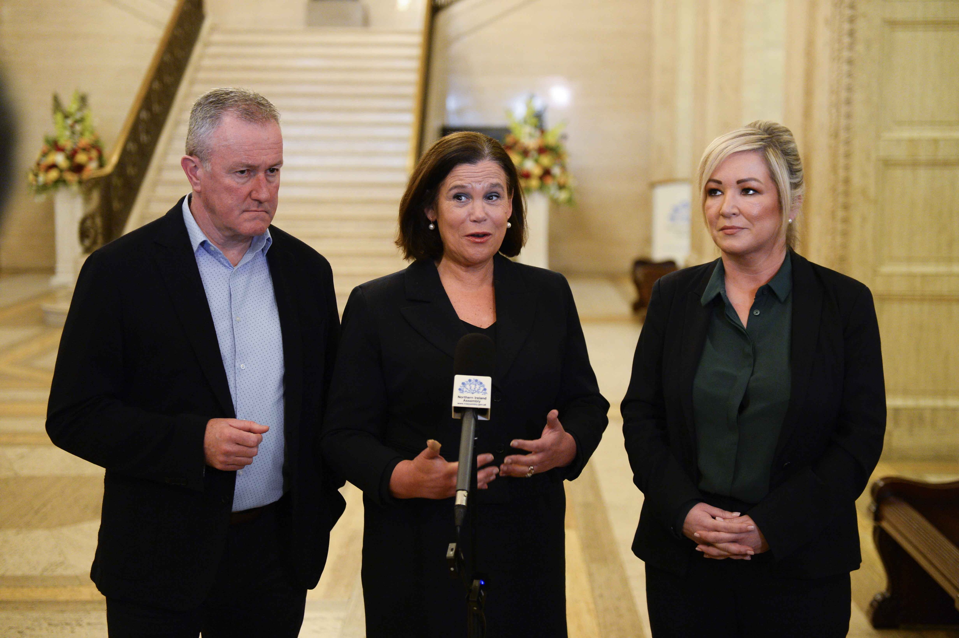 Los representantes del Sinn Fein Conor Murphy, Mary Lou McDonald y Michelle O'Neill, ayer, en Stormont.