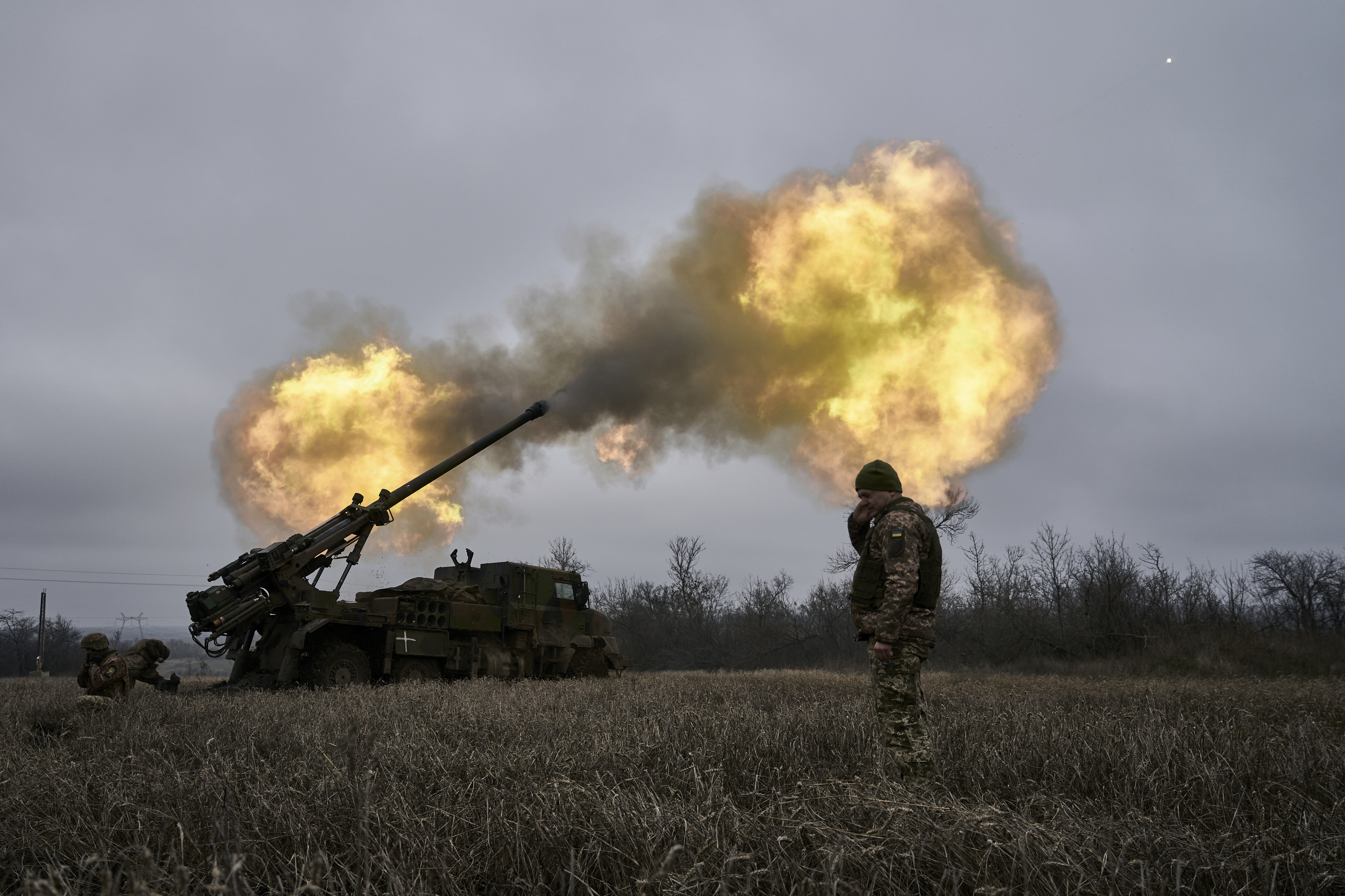 Soldados ucranianos disparan un obs Caesar cerca de Donetsk.