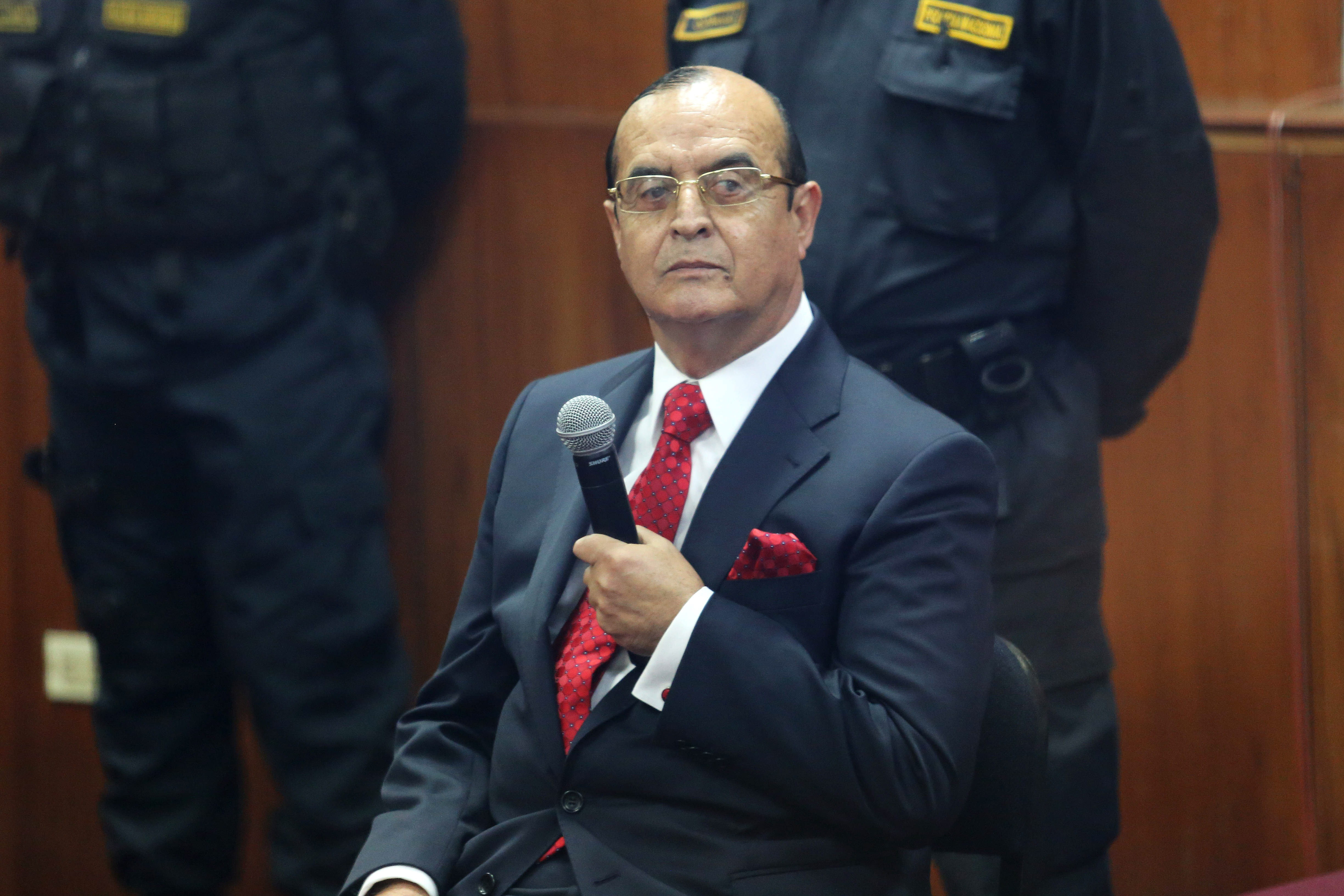 Fotografa de archivo fechada el 6 de junio de 2014 que muestra al exasesor presidencial Vladimiro Montesinos, durante la audiencia de un juicio contra el expresidente peruano  Alberto Fujimori.
