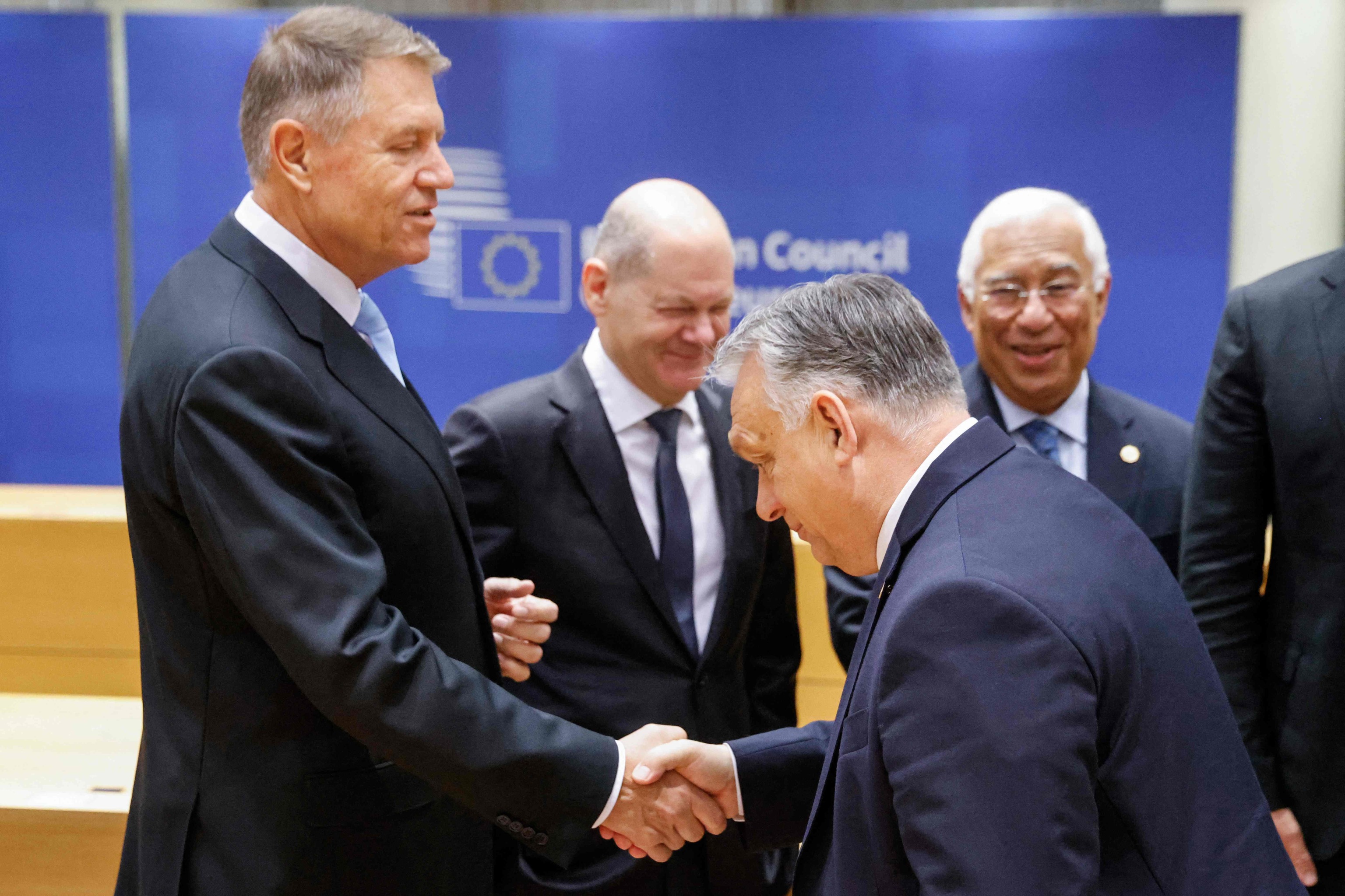 El rumano Klaus Werner Iohannis saluda al hngaro Viktor Orban.