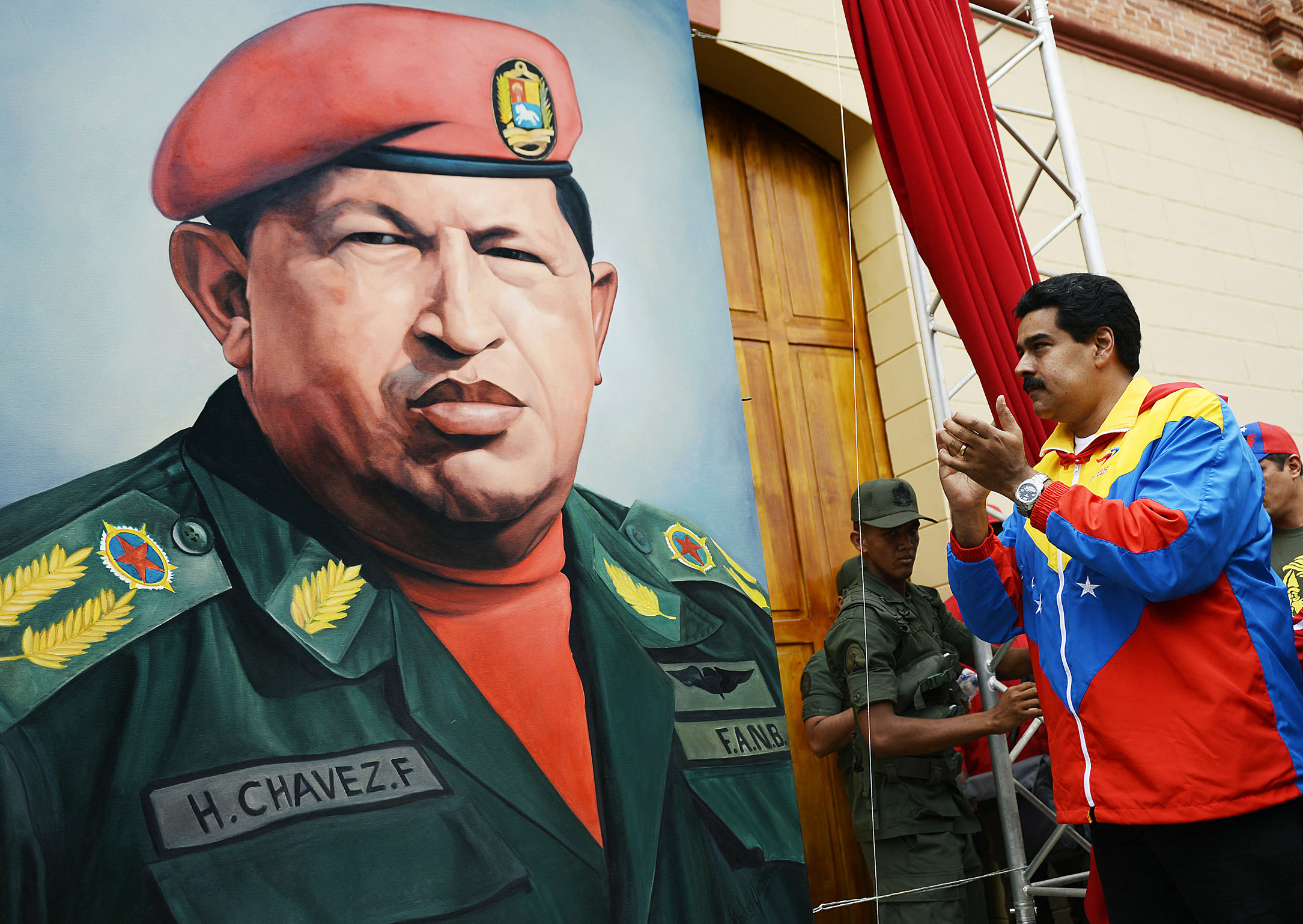 Maduro observa un retrato de Chvez