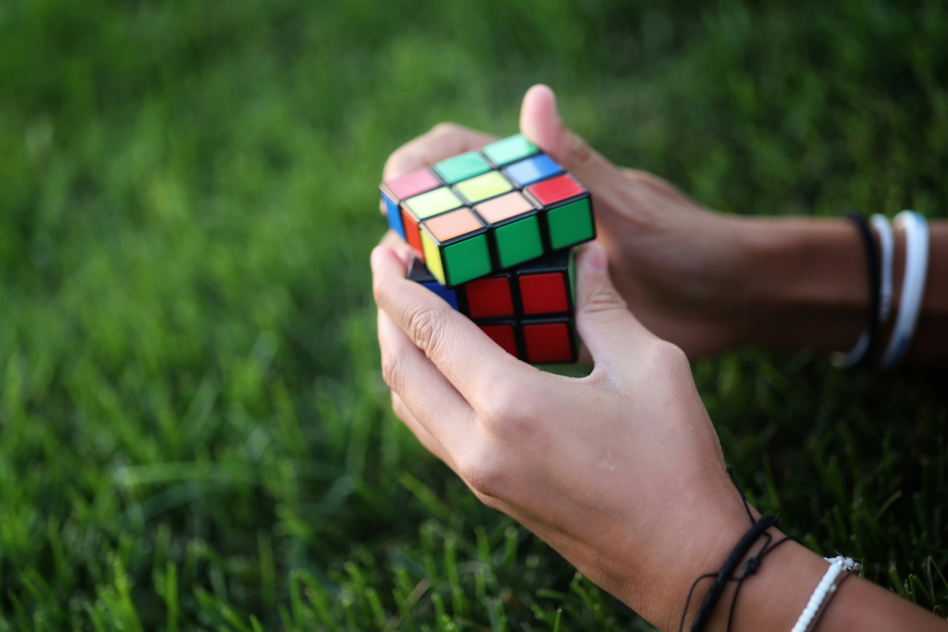 Juegos para fortalecer la memoria: cubo de Rubik