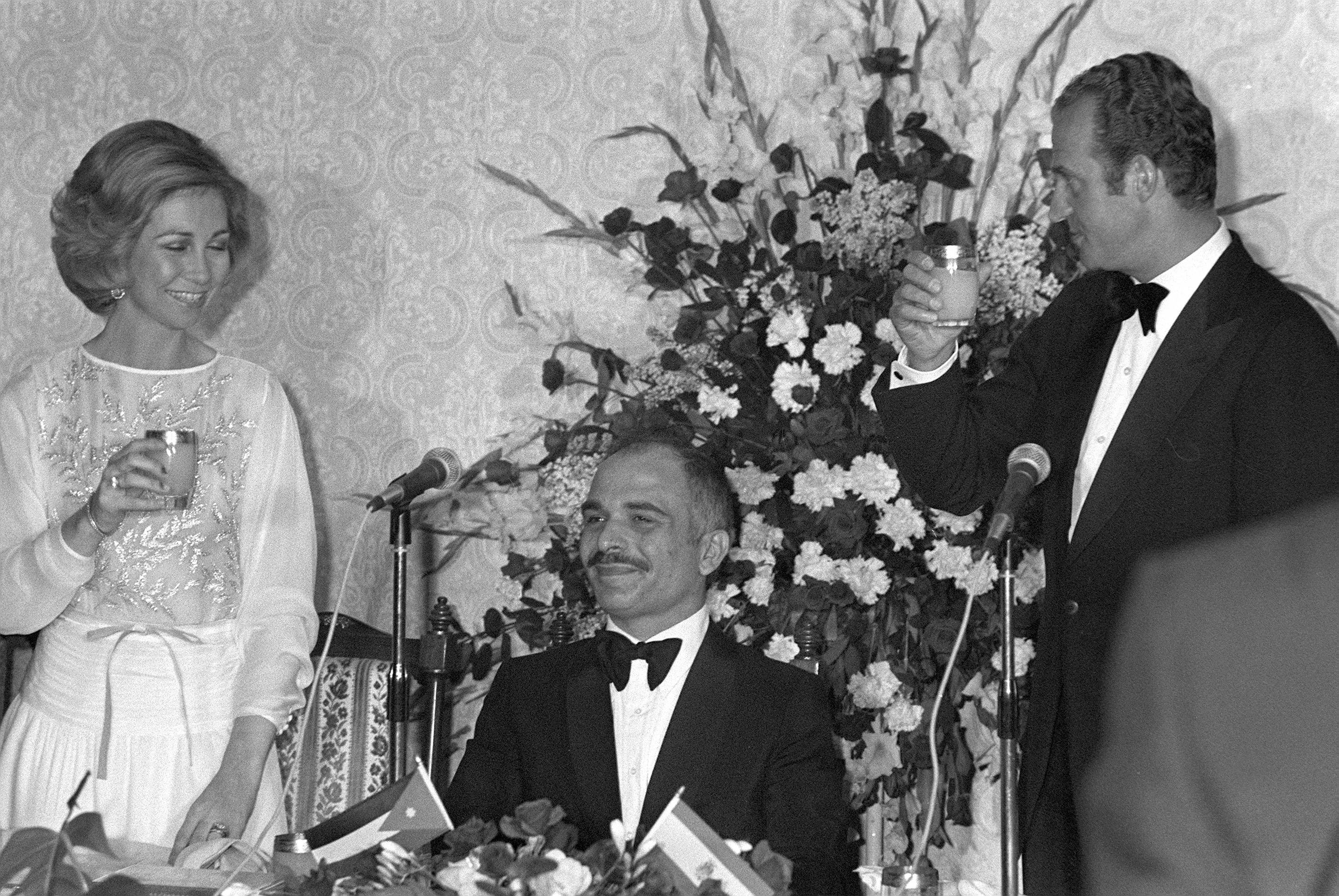 Los Reyes brindan en honor del rey Hussein durante una cena de gala en Amn en 1977.
