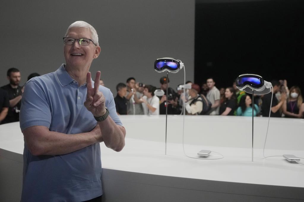 Tim Cook, CEO de Apple posa delante de las nuevas Vision Pro de la compaa.