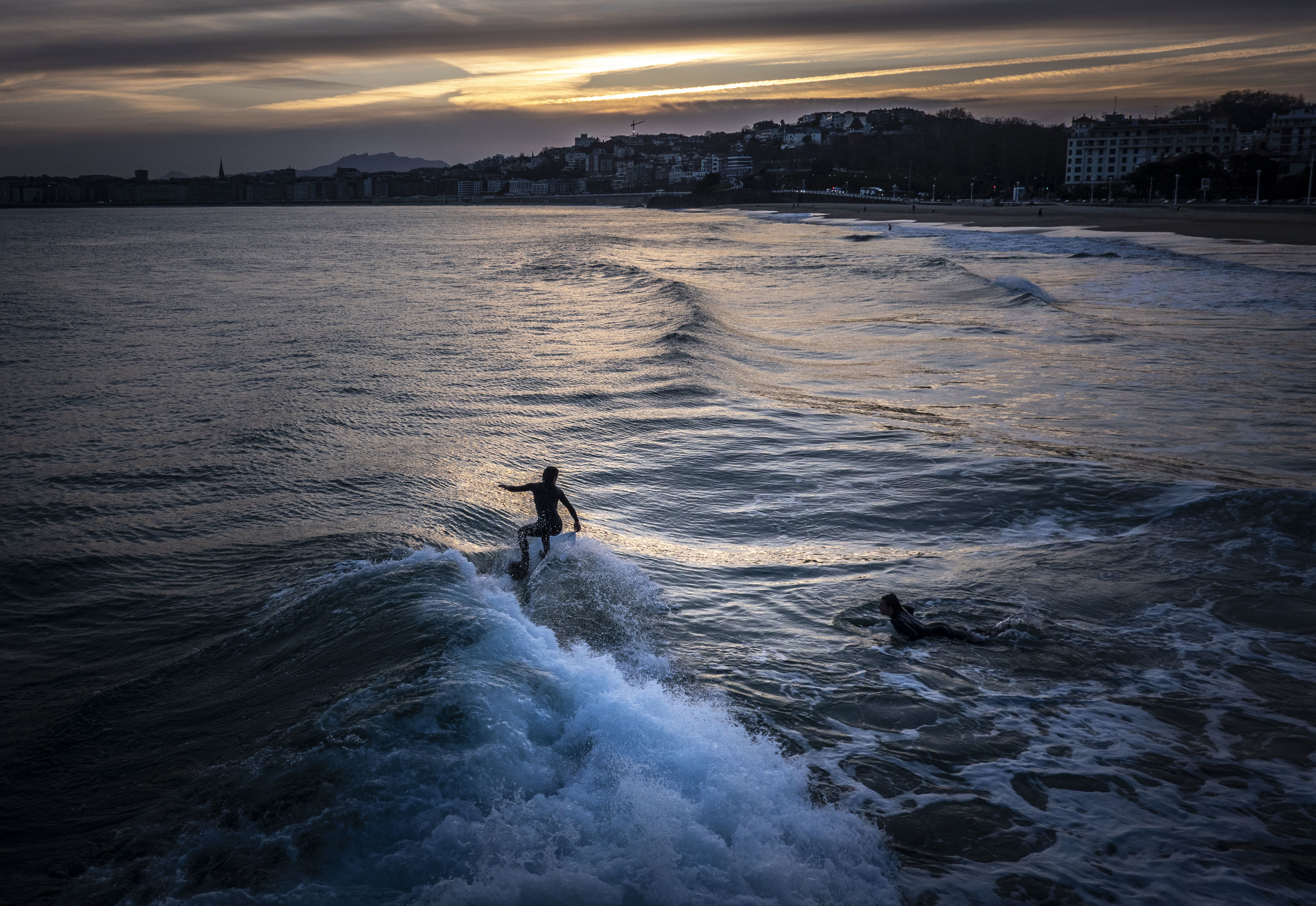 Dos mujeres hacen surf en San Sebastin