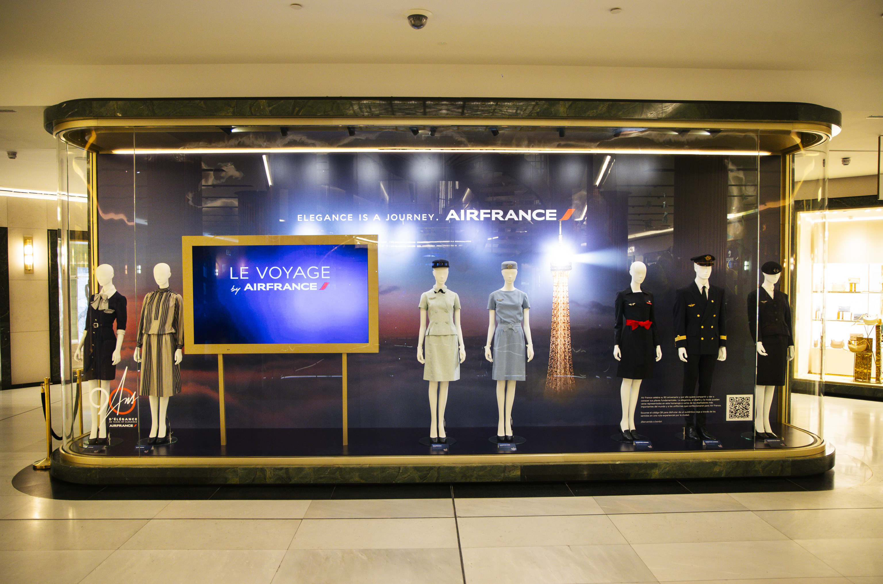 Exposición de uniformes históricos de Air France en Galería Canalejas.