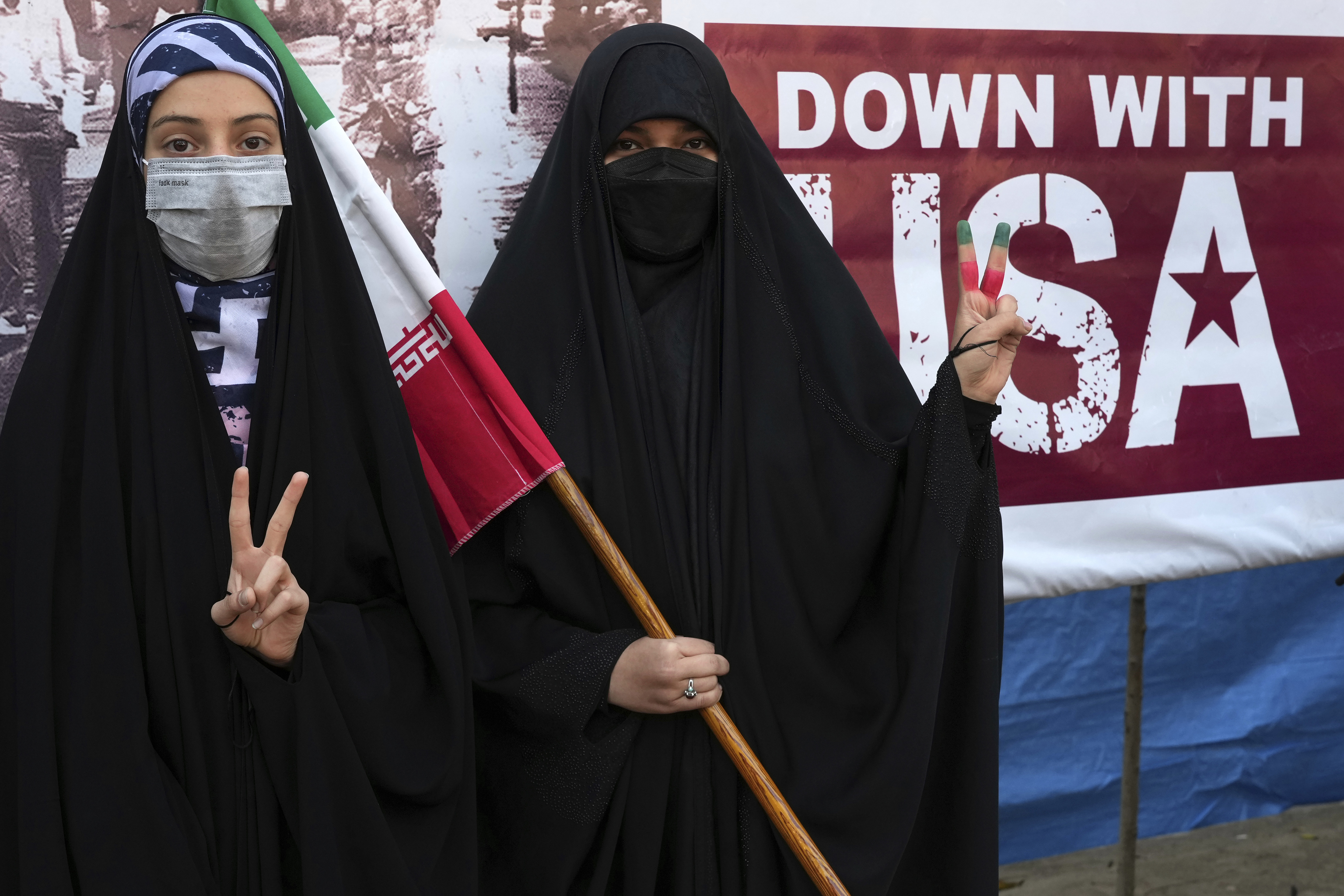 Mujeres iranes se manifiestan frente a la embajada de EEUU en Tehern.