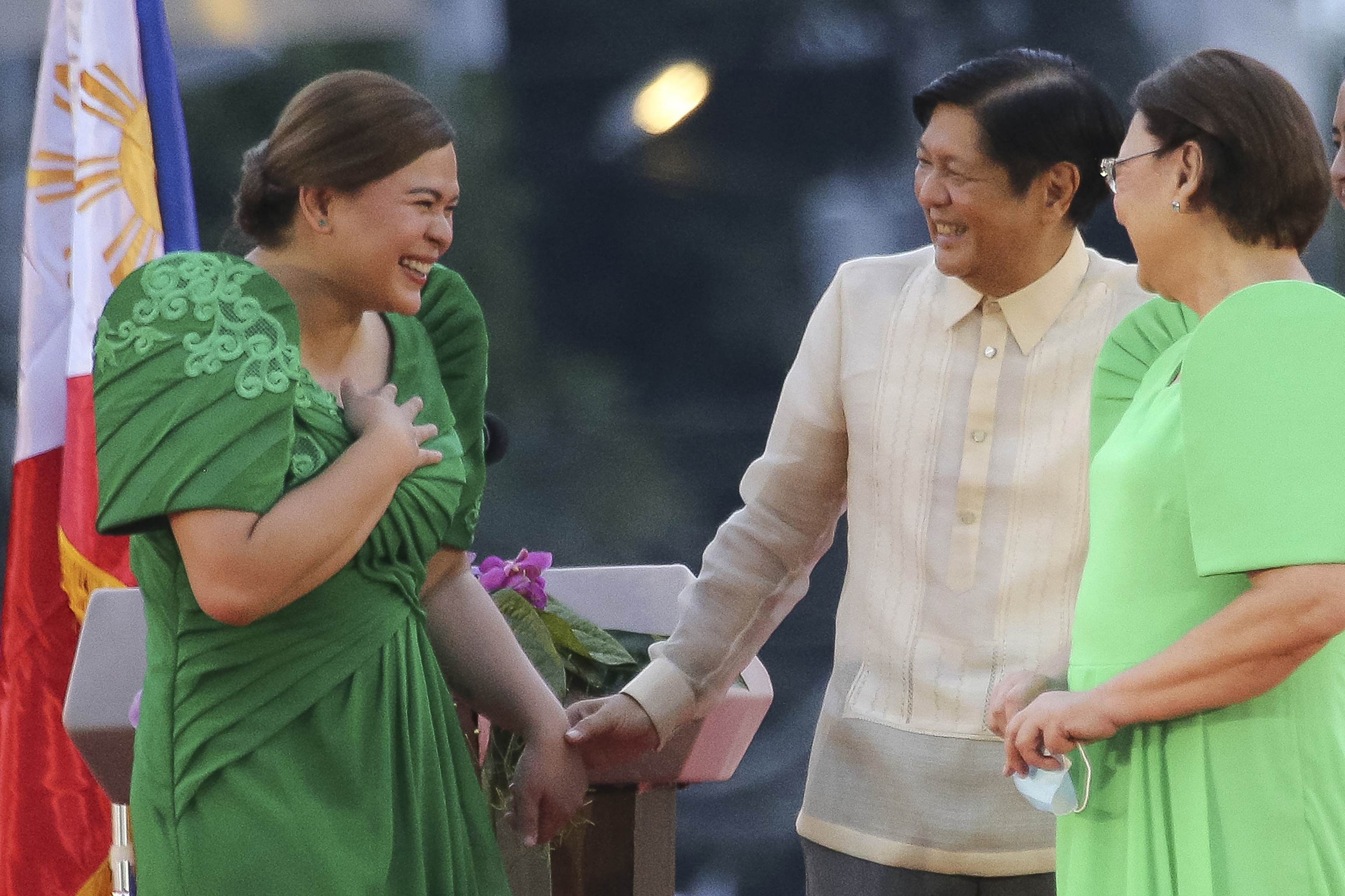La vicepresidenta de Filipinas, Sara Duterte (izquierda).