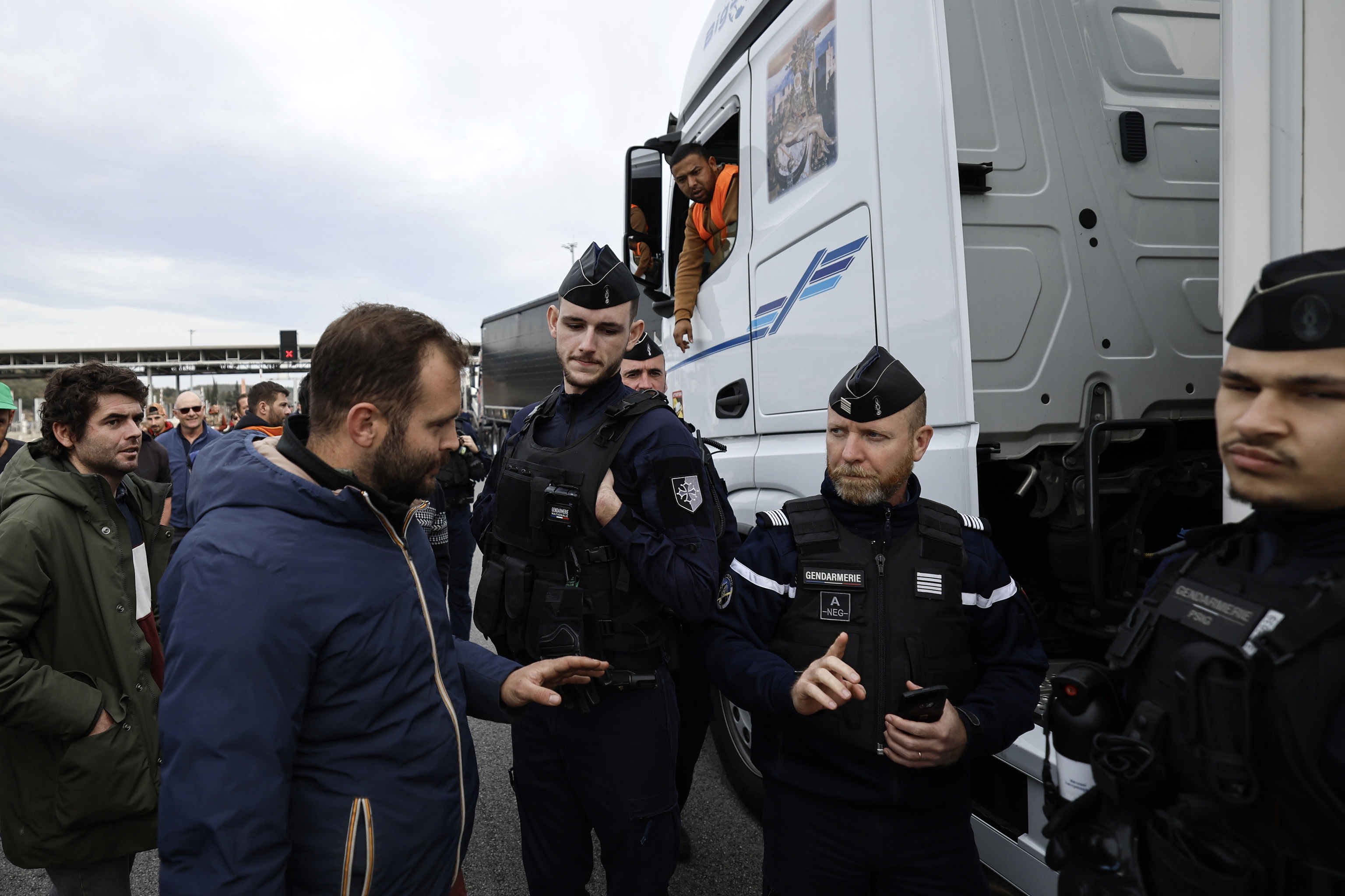 Gendarmes franceses protegen a camioneros espaoles de los agricultores franceses.