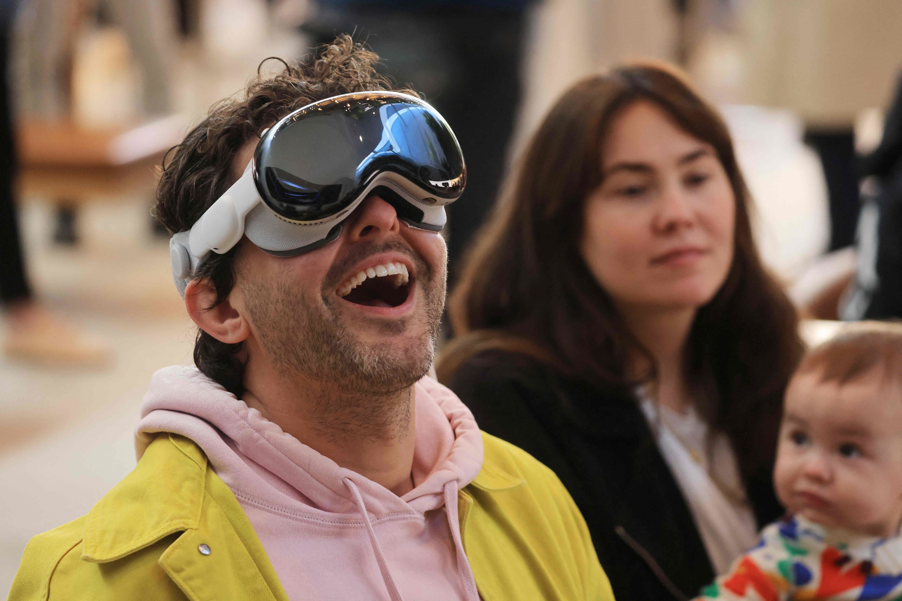 Un cliente prueba las nuevas gafas de realidad virtual de Apple