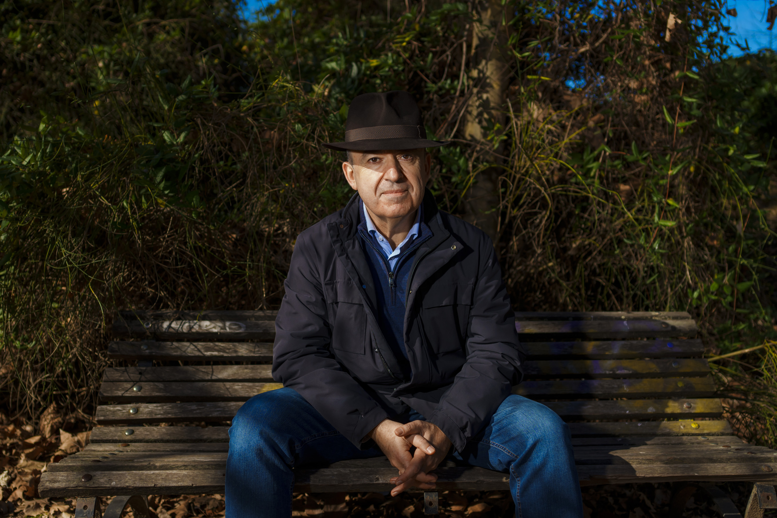 El escritor Lorenzo Silva, fotografiado el pasado viernes en un parque de Getafe, donde vive.