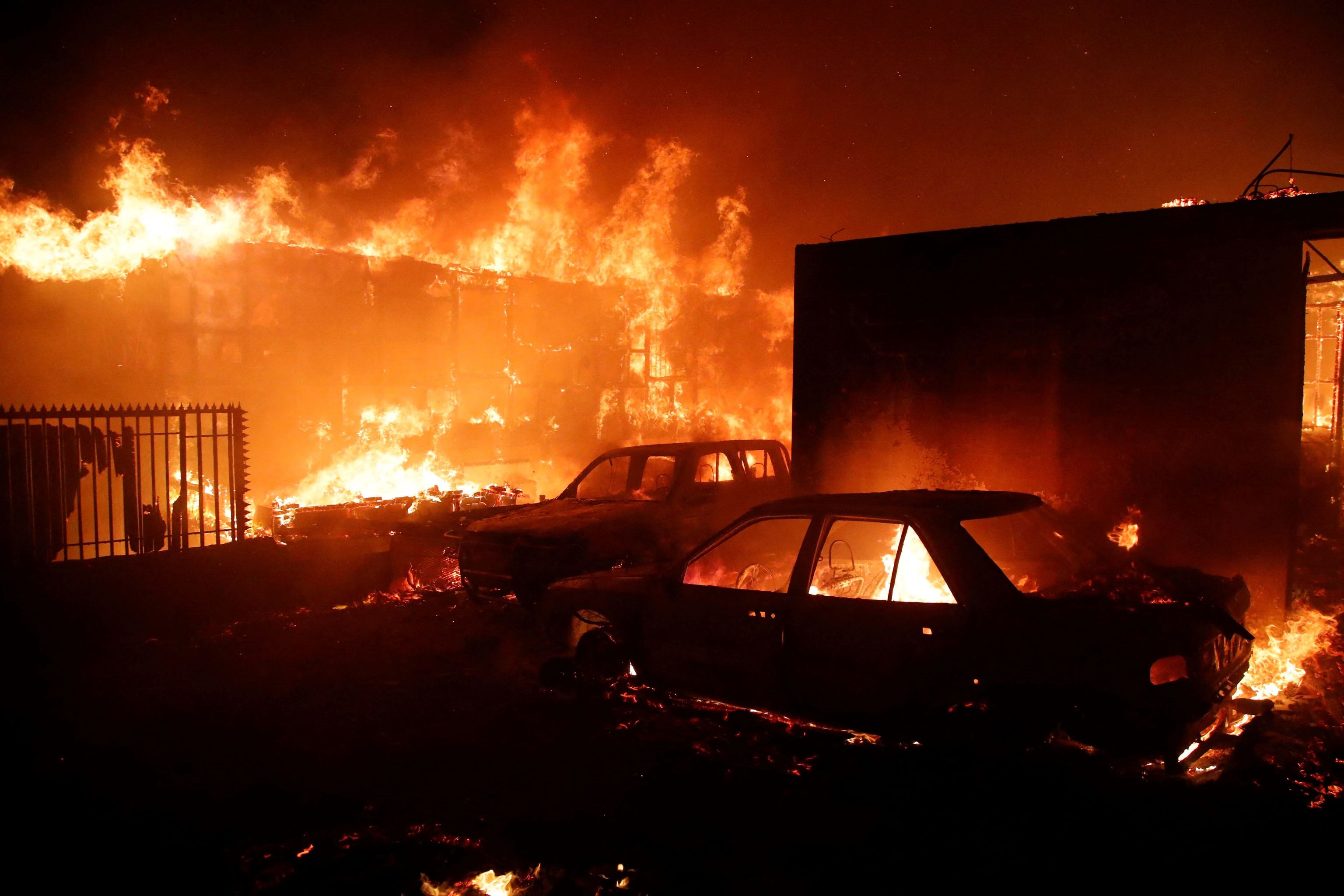 Chile declara el estado de excepción por los incendios forestales que asolan el país y que dejan al menos 10 muertos