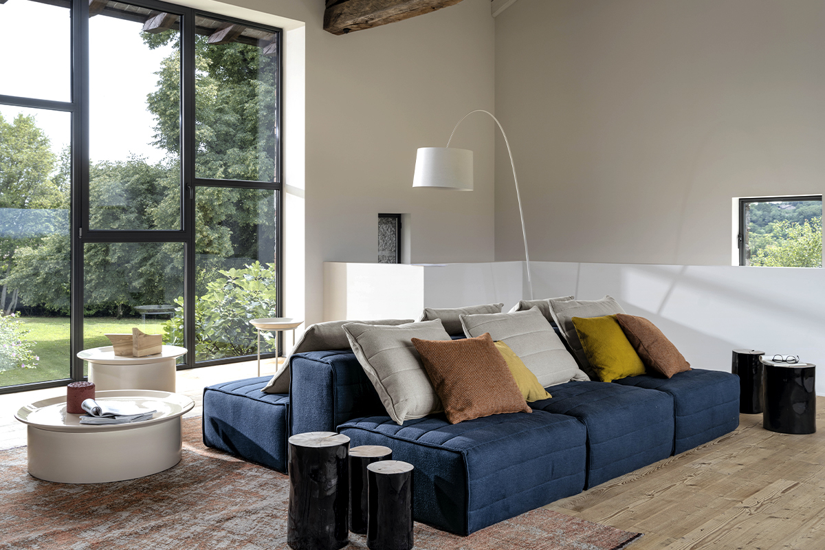 El sofá se presenta en dos composiciones. El precio parte de 9.522 euros.
