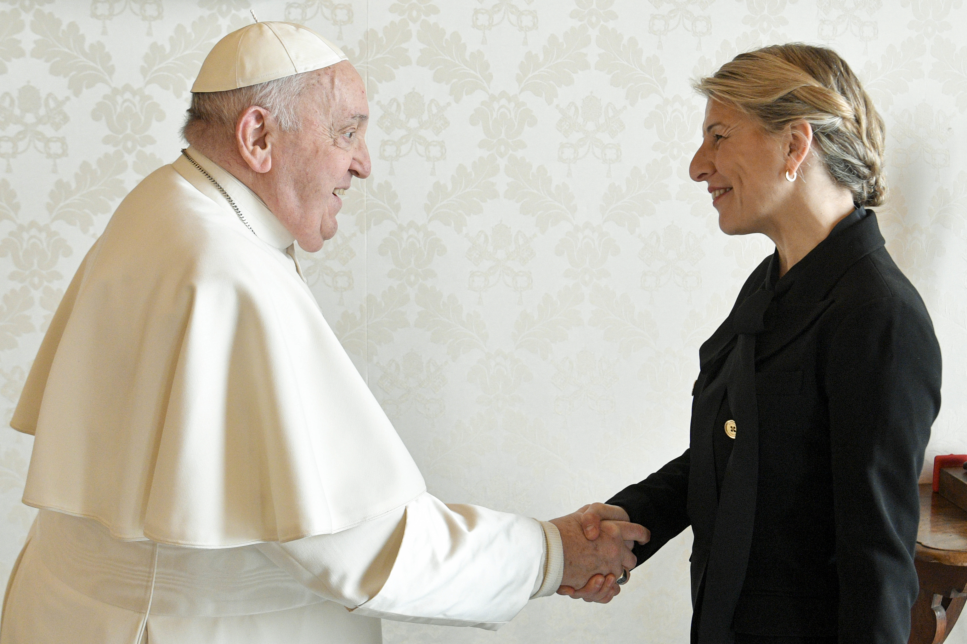 El papa Francisco saluda a Yolanda Daz