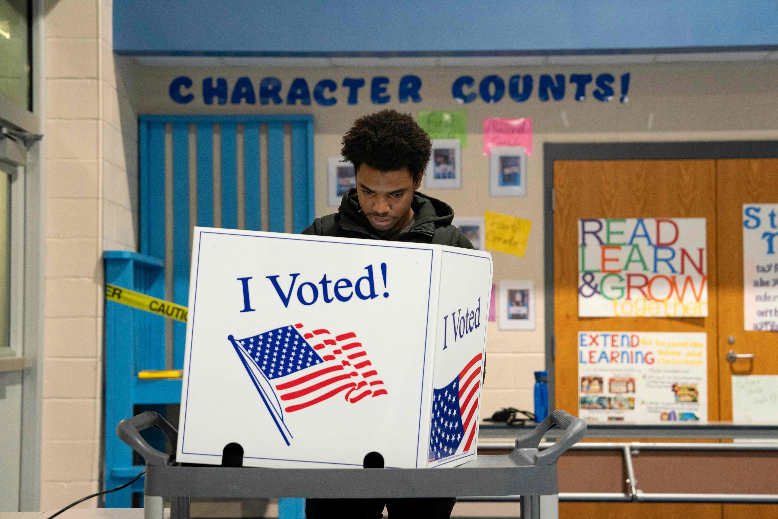 Una persona vota en las primarias demcratas de Carolina del Sur este sbado..