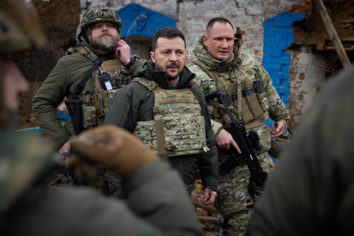 Zelenski visita a las tropas en el frente de Zaporiyia